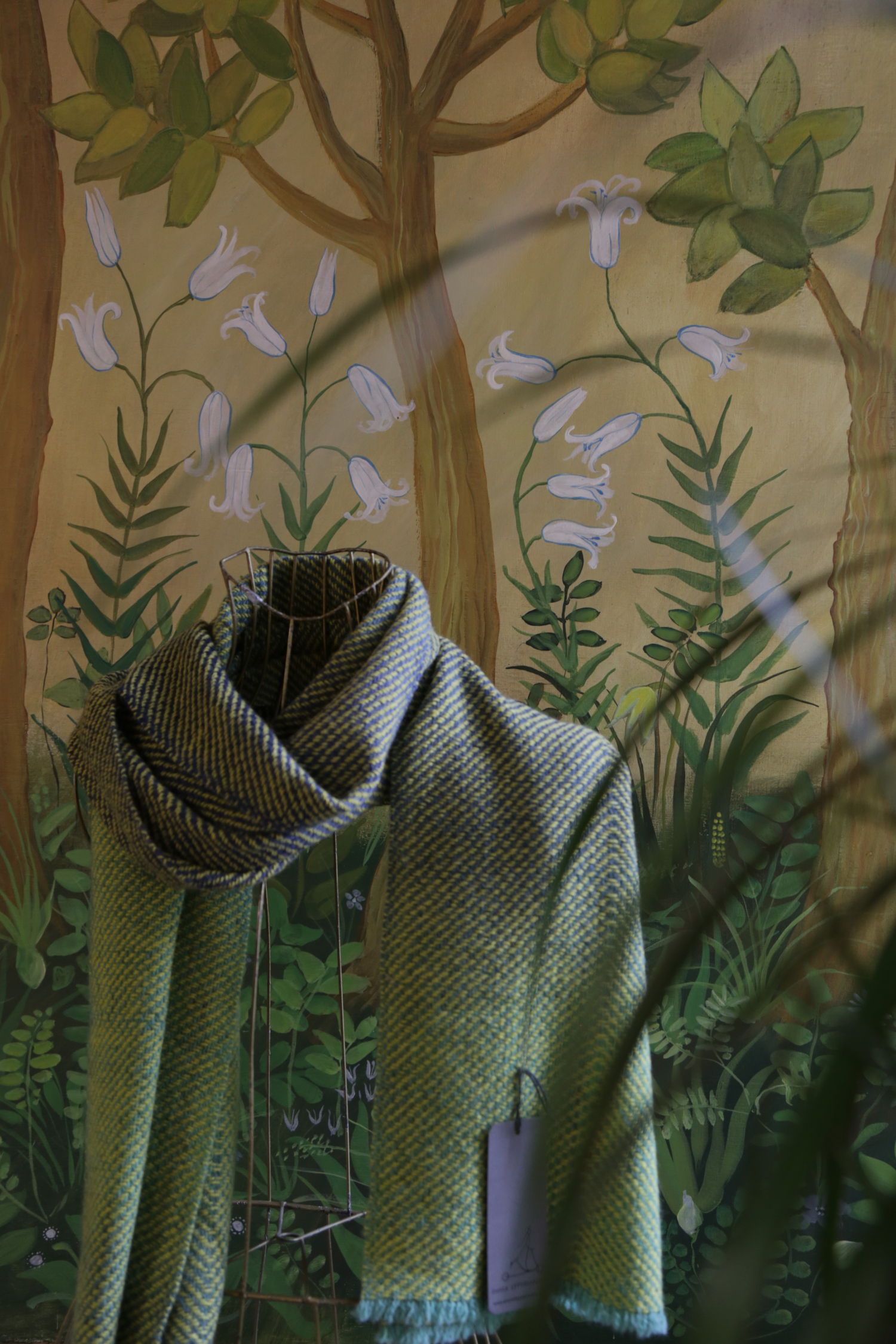 Vaade stuudios. Kangastelgedel kootud sall.