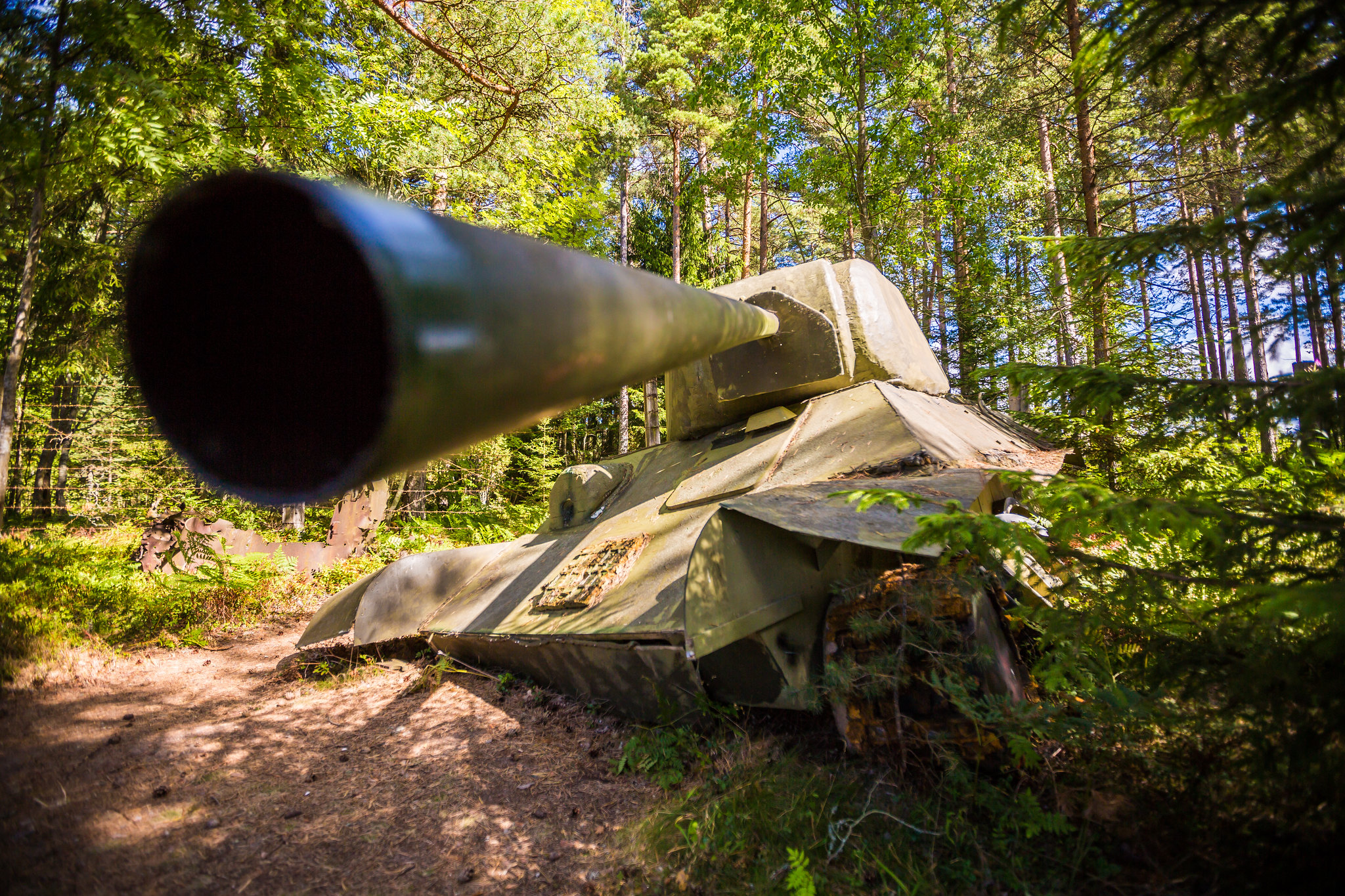 Hiiumaa Militaarmuuseum asub Tahkunas endises piirivalvekordonis. Muuseumi uhkuseks on rannakaitsesuurtükkide raudade kogu - esindatud on 180 mm, 130 