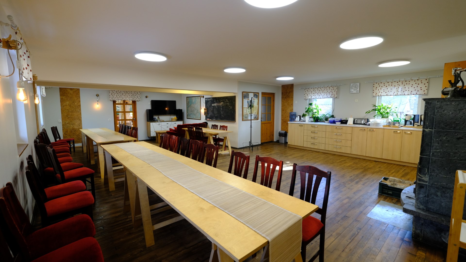 Kallasten matkailutilan päärakennuksen sali