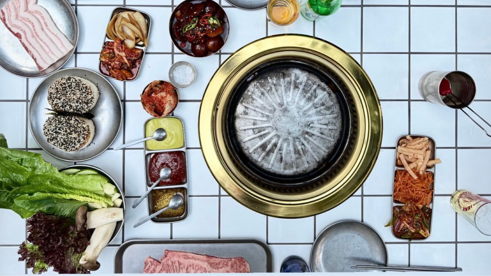 JENK BBQ laua peal asetsevad grillid