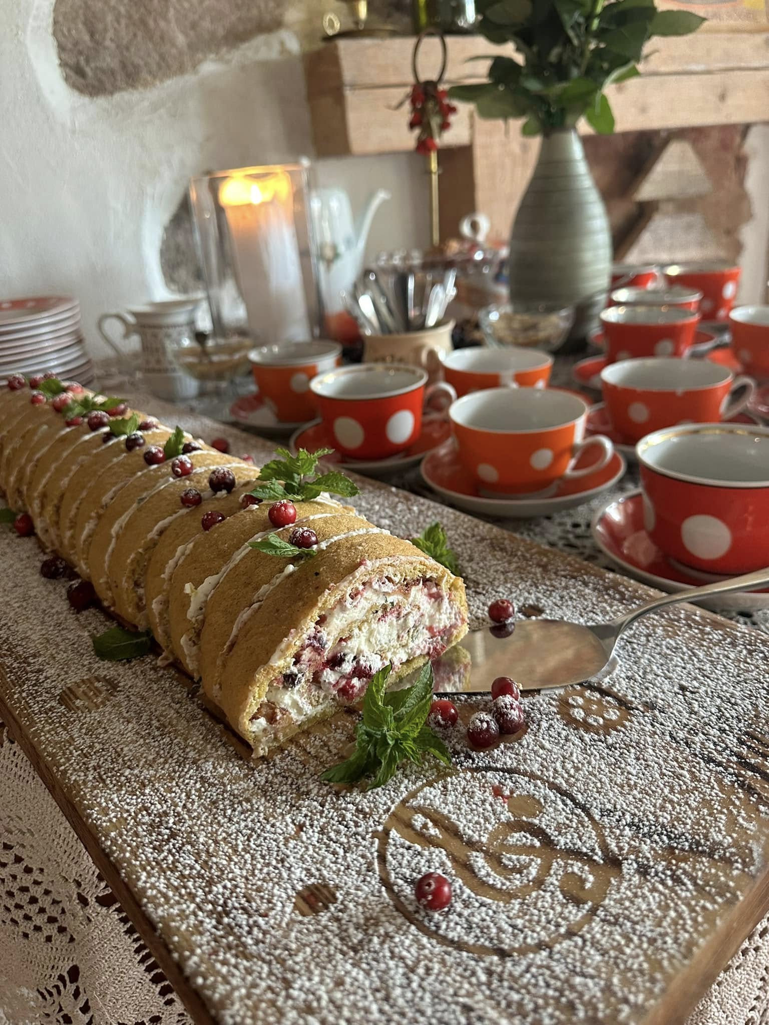 Kodune kohvilaud Hellenurme Veskimuuseumis, kus serveeritakse leiva pohlakooki ja kuuma teed.