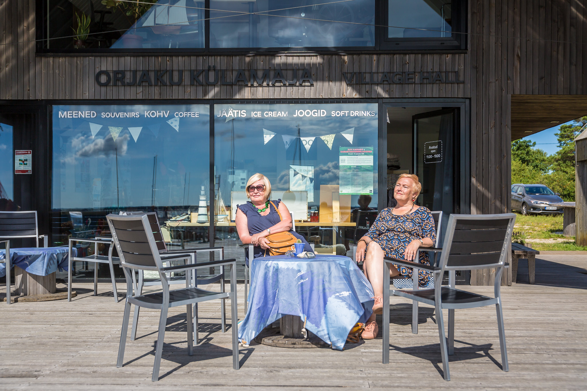Orjaku külakeskuse infomaja terrass laudade ja toolidega