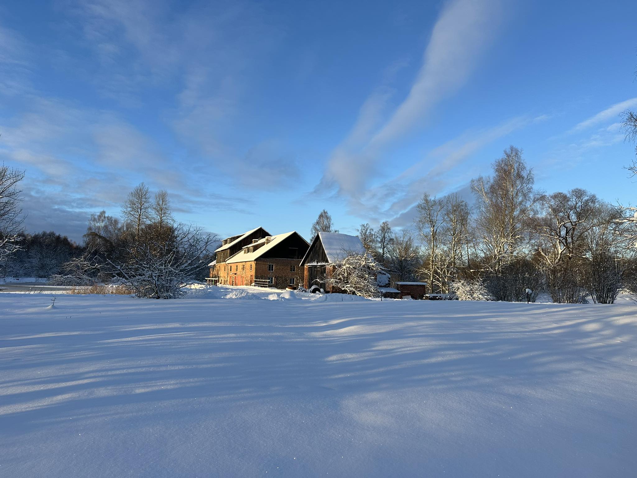 Hellenurme Veskimuuseum lumises Lõuna-Eestis – ajalooline veskihoone talvevalguses