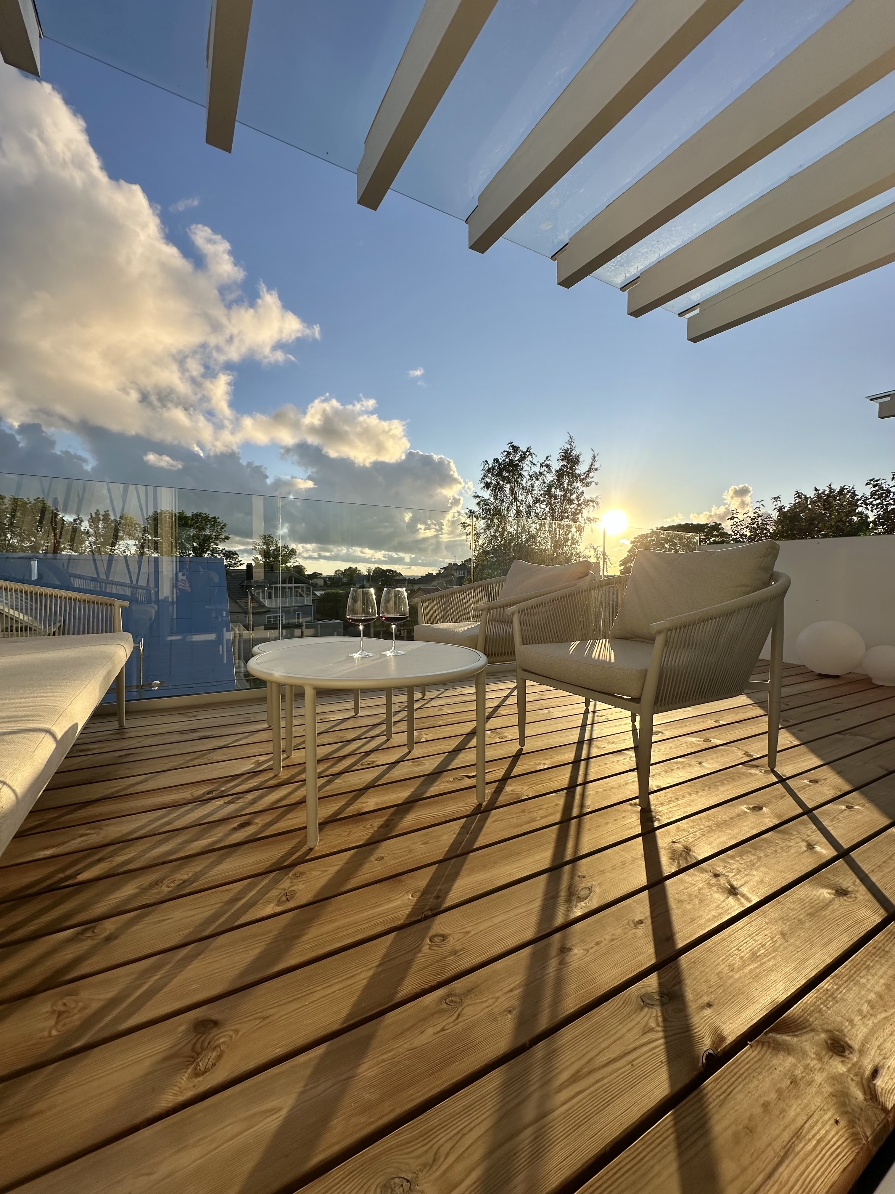 Elutoa rõdu vaatega päikeseloojangule