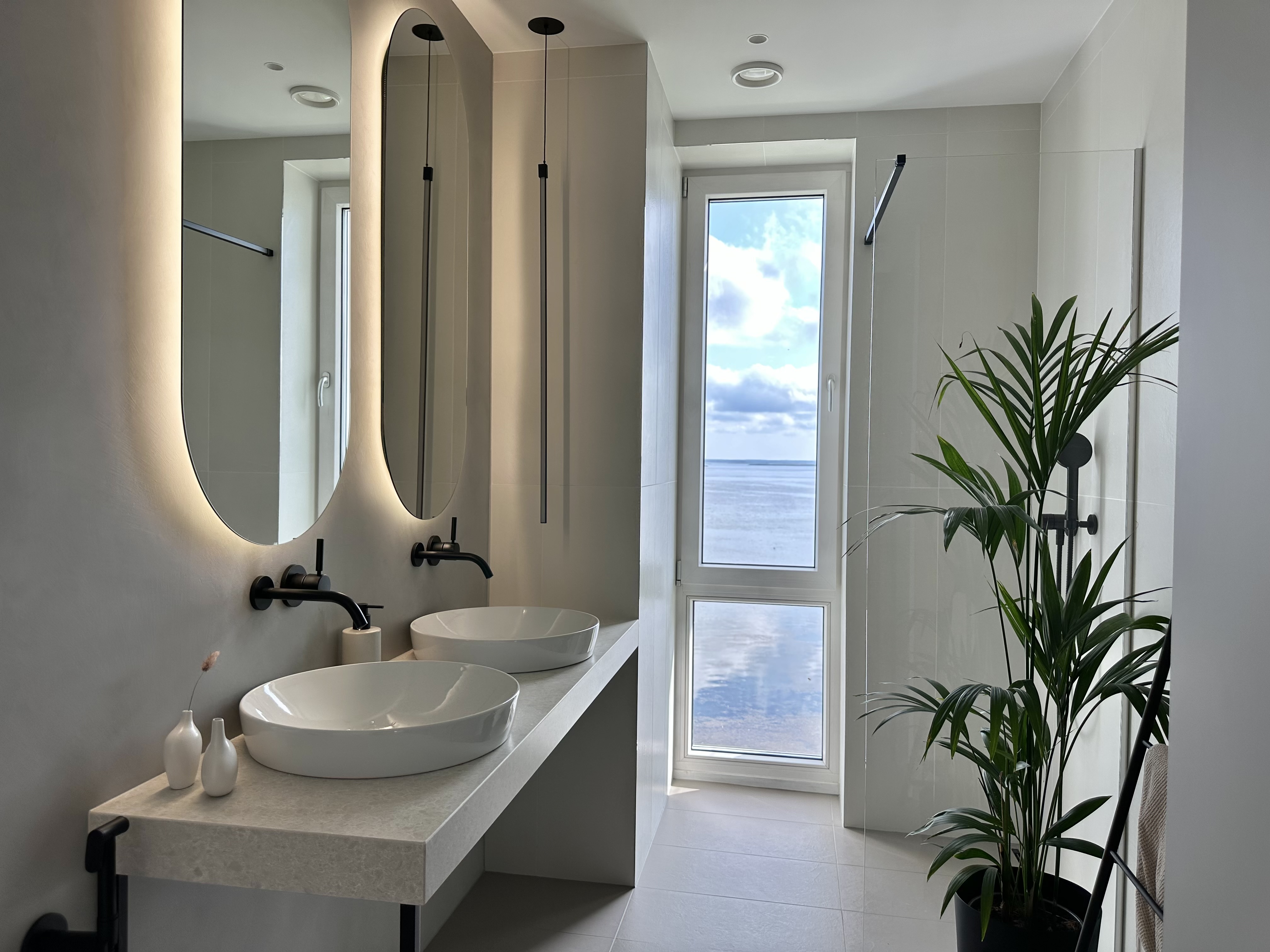 Luksuslik vannituba merevaatega