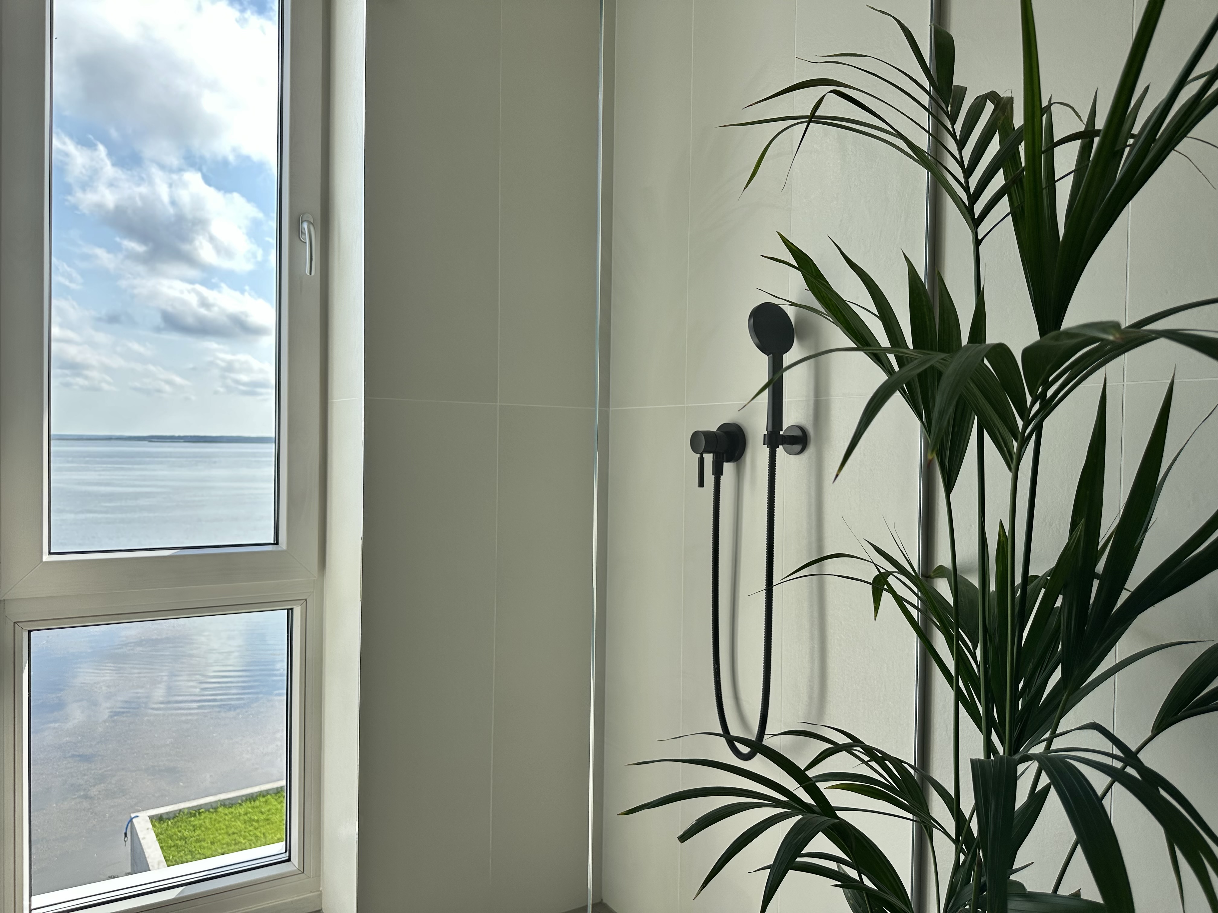 Duššinurk vaatega merele