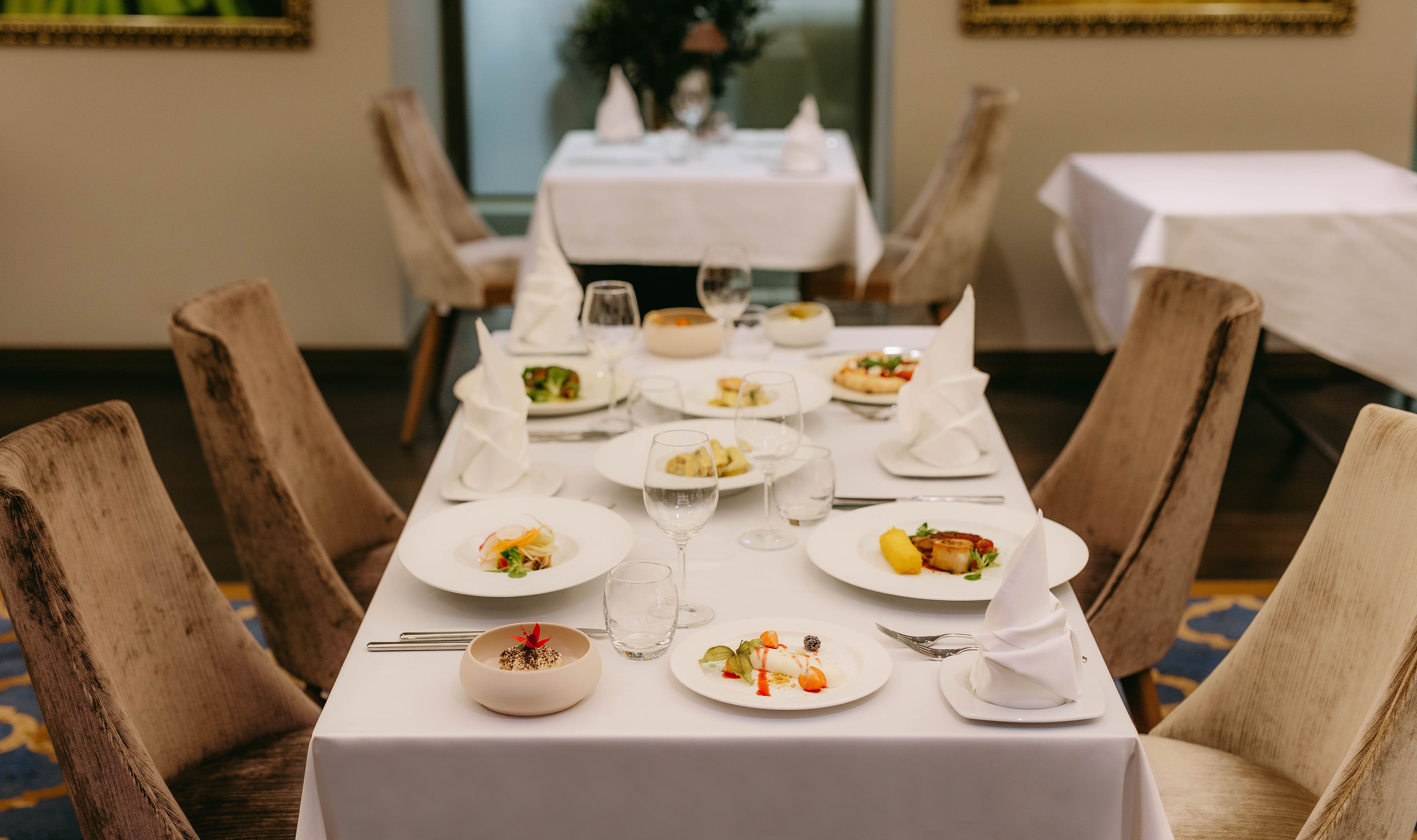 Kaetud laud restoranis Italini