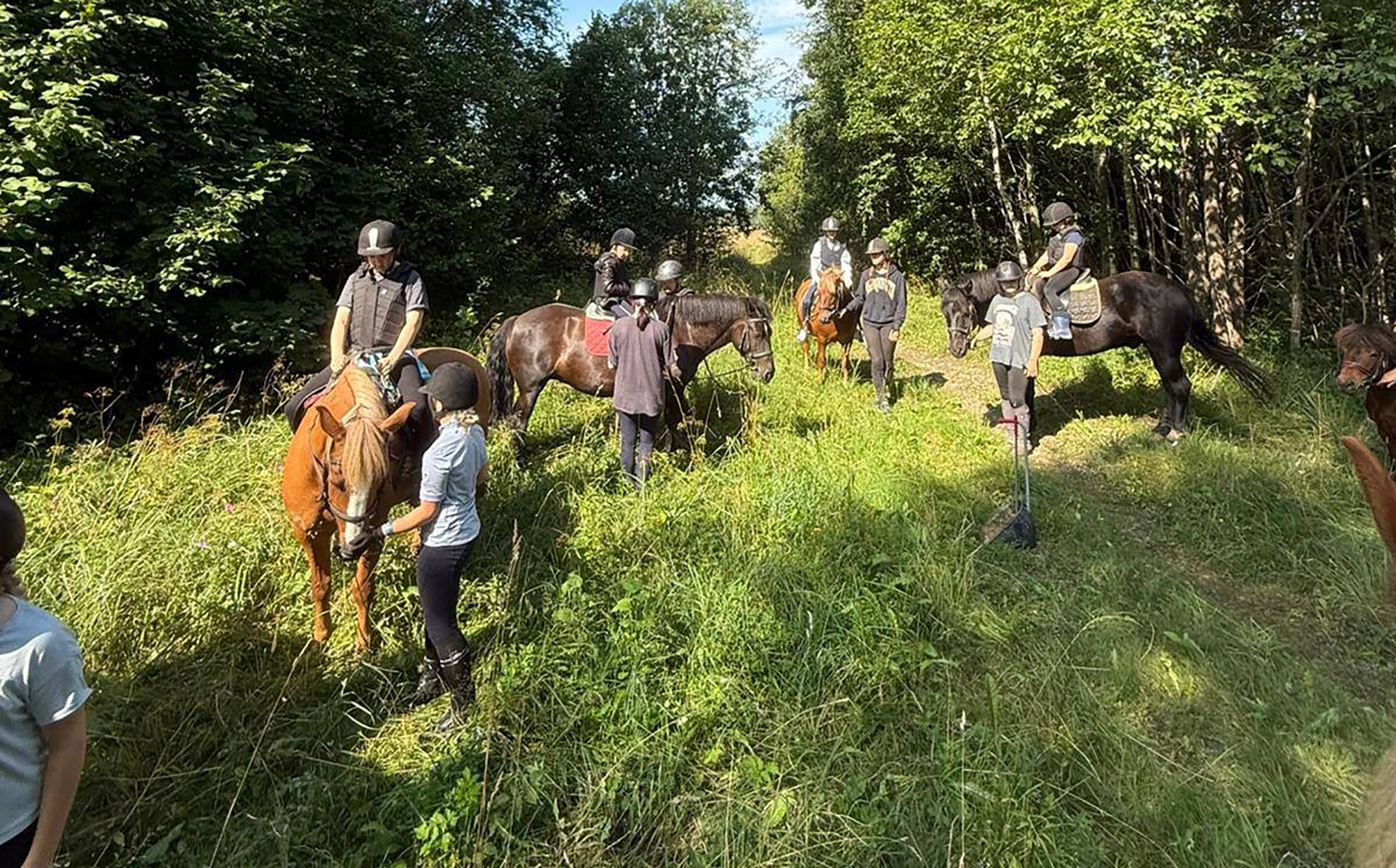 Lapsed ja pered tähistamas sünnipäeva hobuste seltsis Rapla Ratsakeskuses