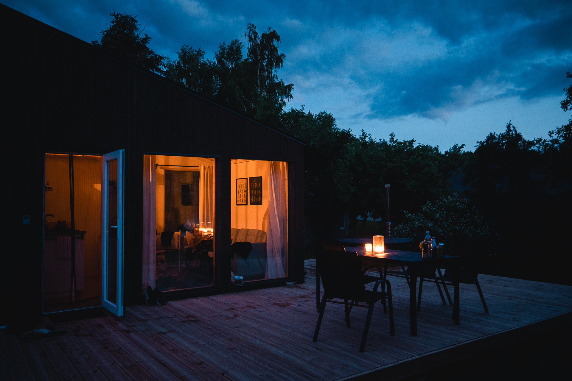 Minimaja Kadaka välisvaade pimedas