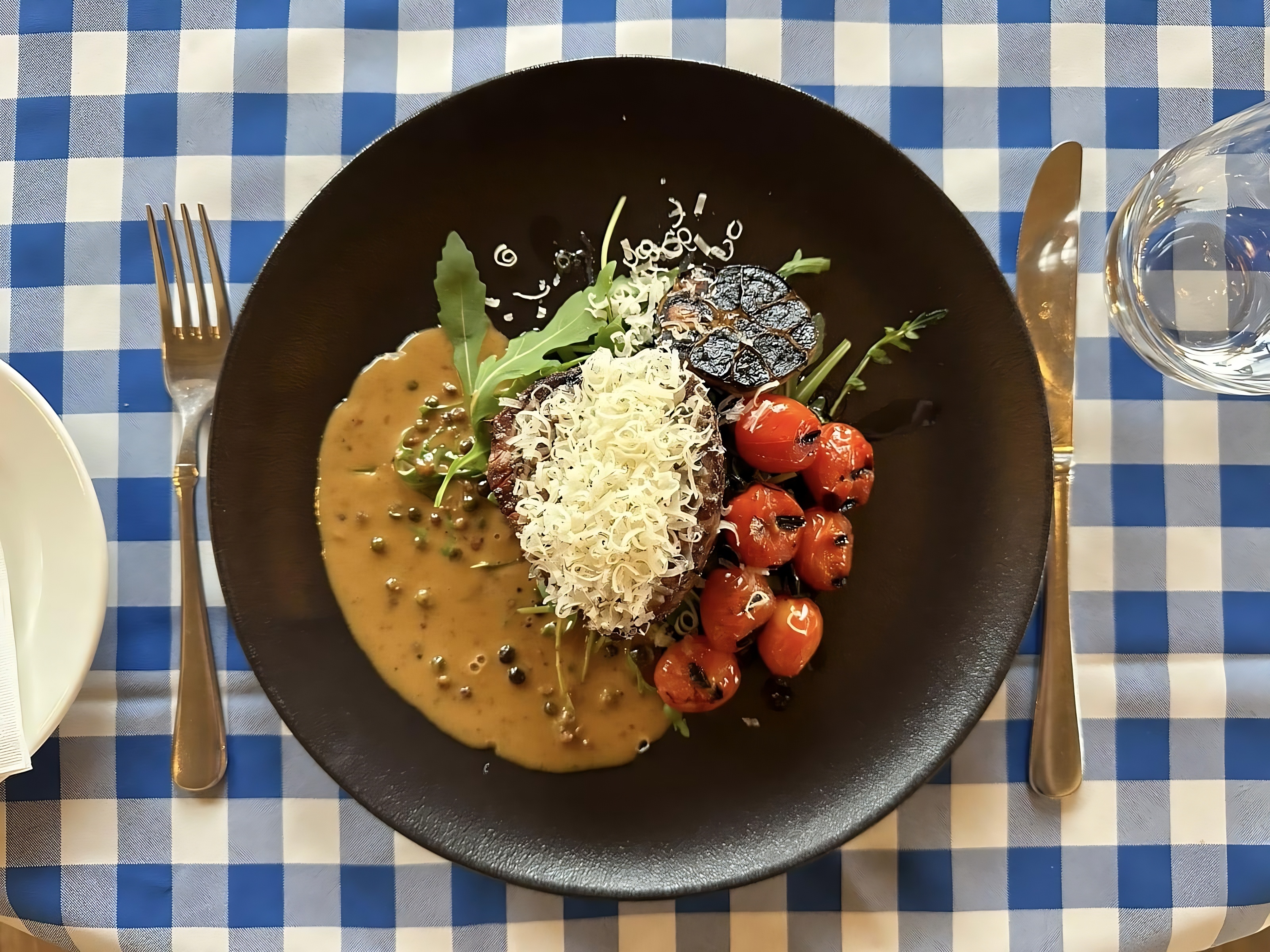 Veise sisefilee kirsstomatite, pipra kastme ja parmesaniga