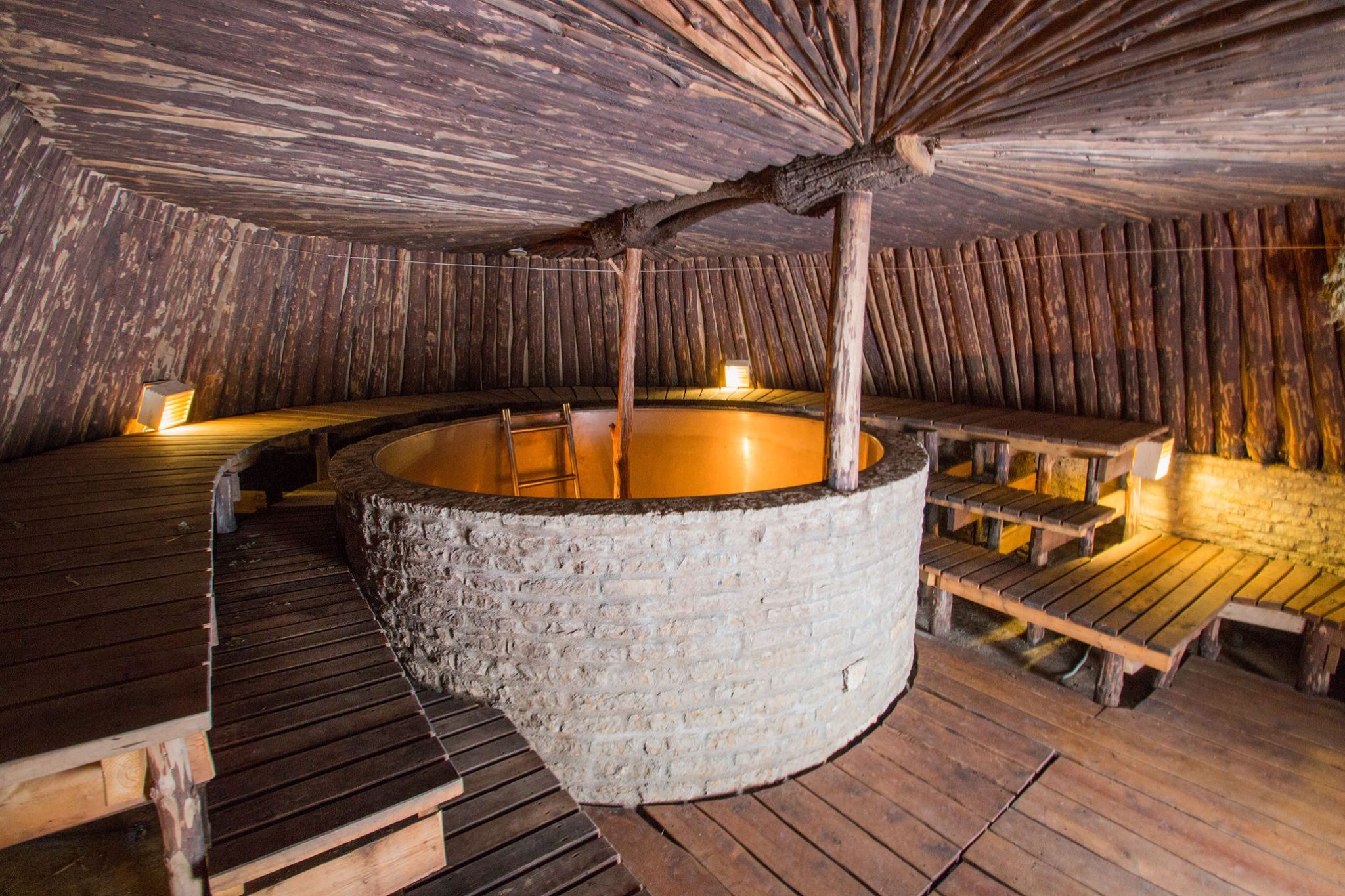 Suur saun basseiniga Raudsilla Matkakeskuses