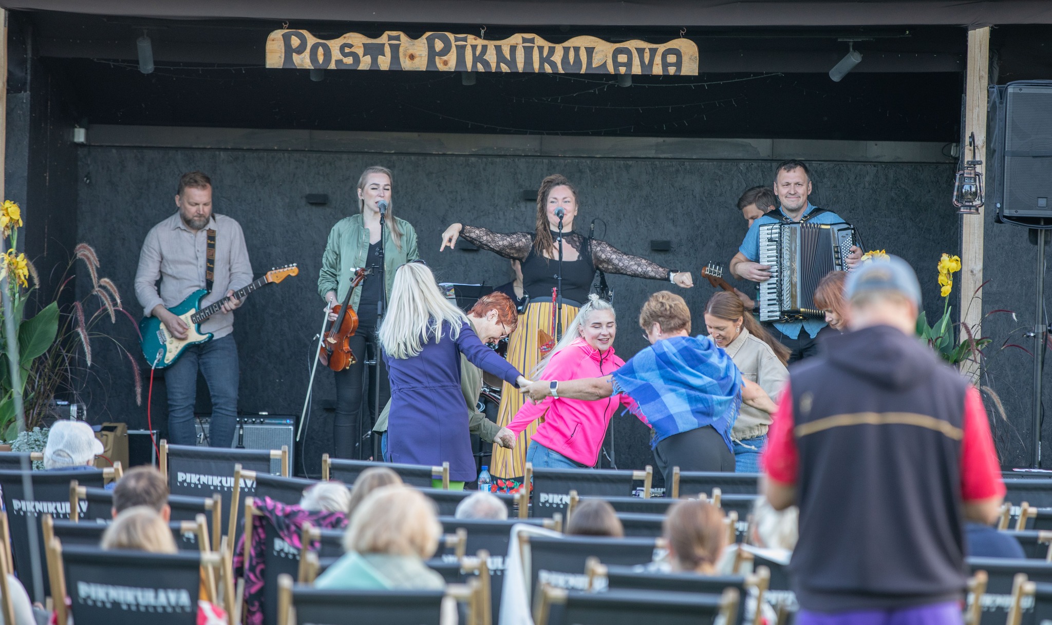 Piknikulava esinejad ja rahvas tantsib kaasa
