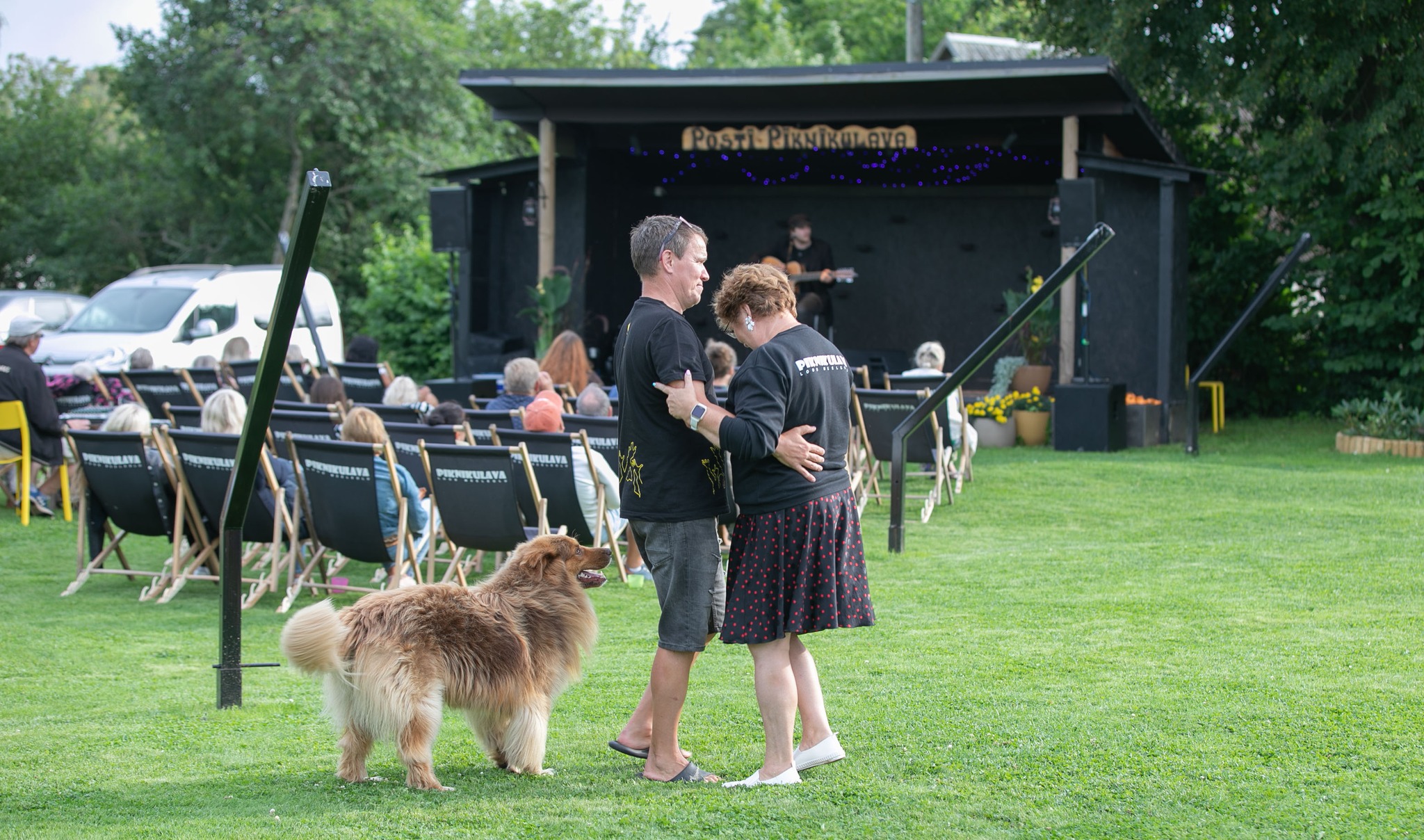 Posti talu pererahvas kontserti nautimas