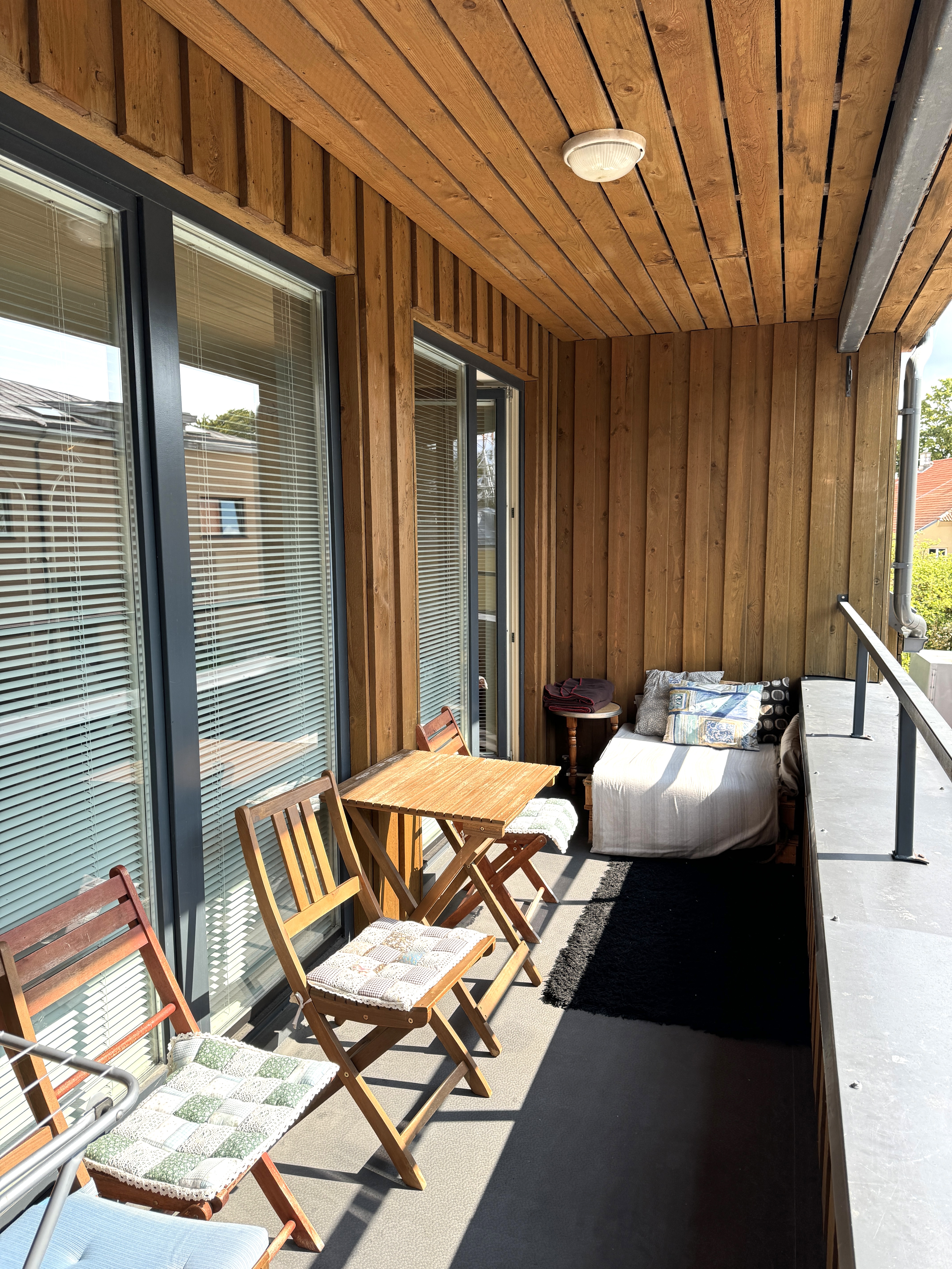 Päiksepoolne rõdu laua ja toolidega