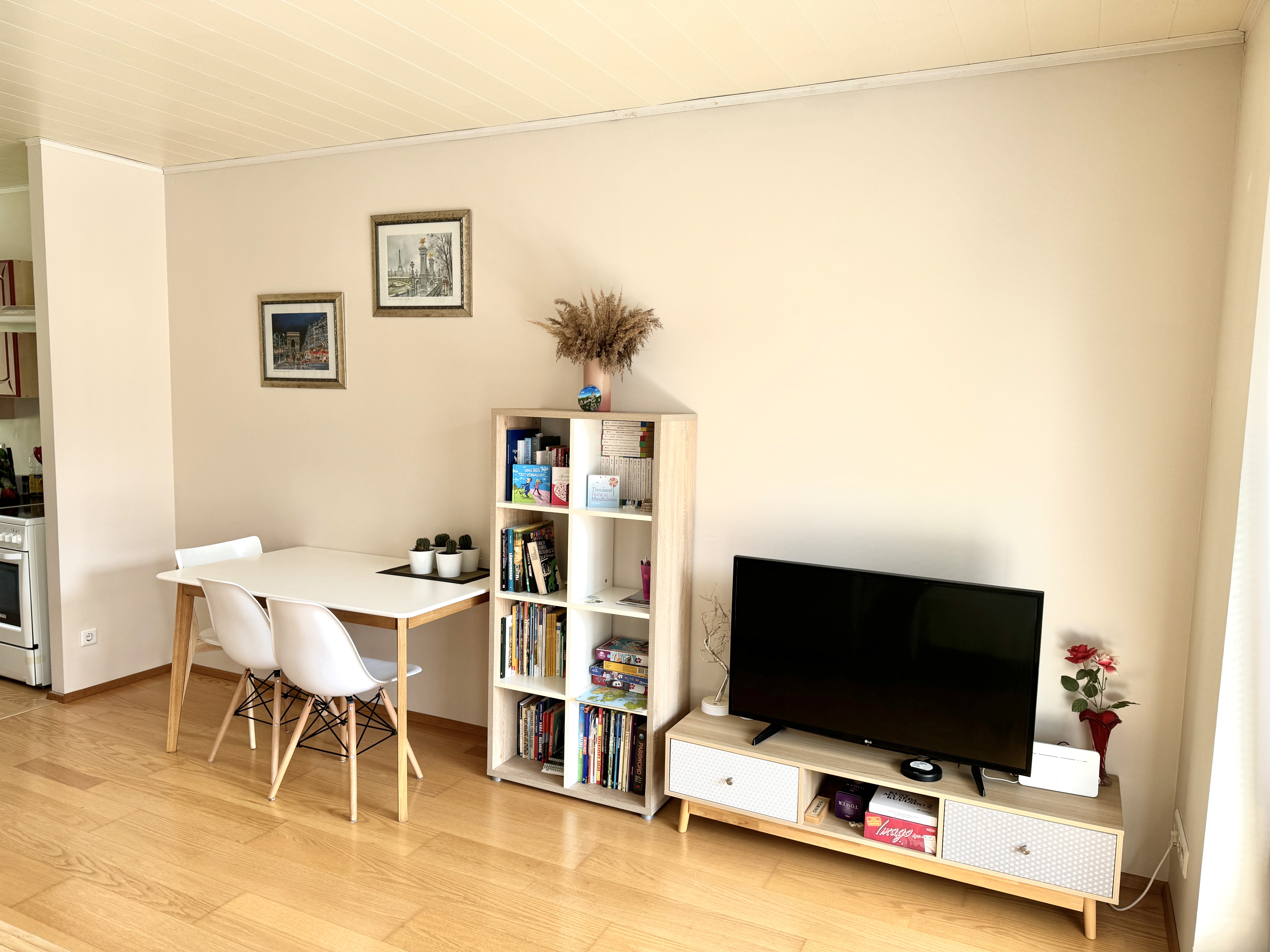 Ülemise korruse elutuba teleka ja söögilauaga