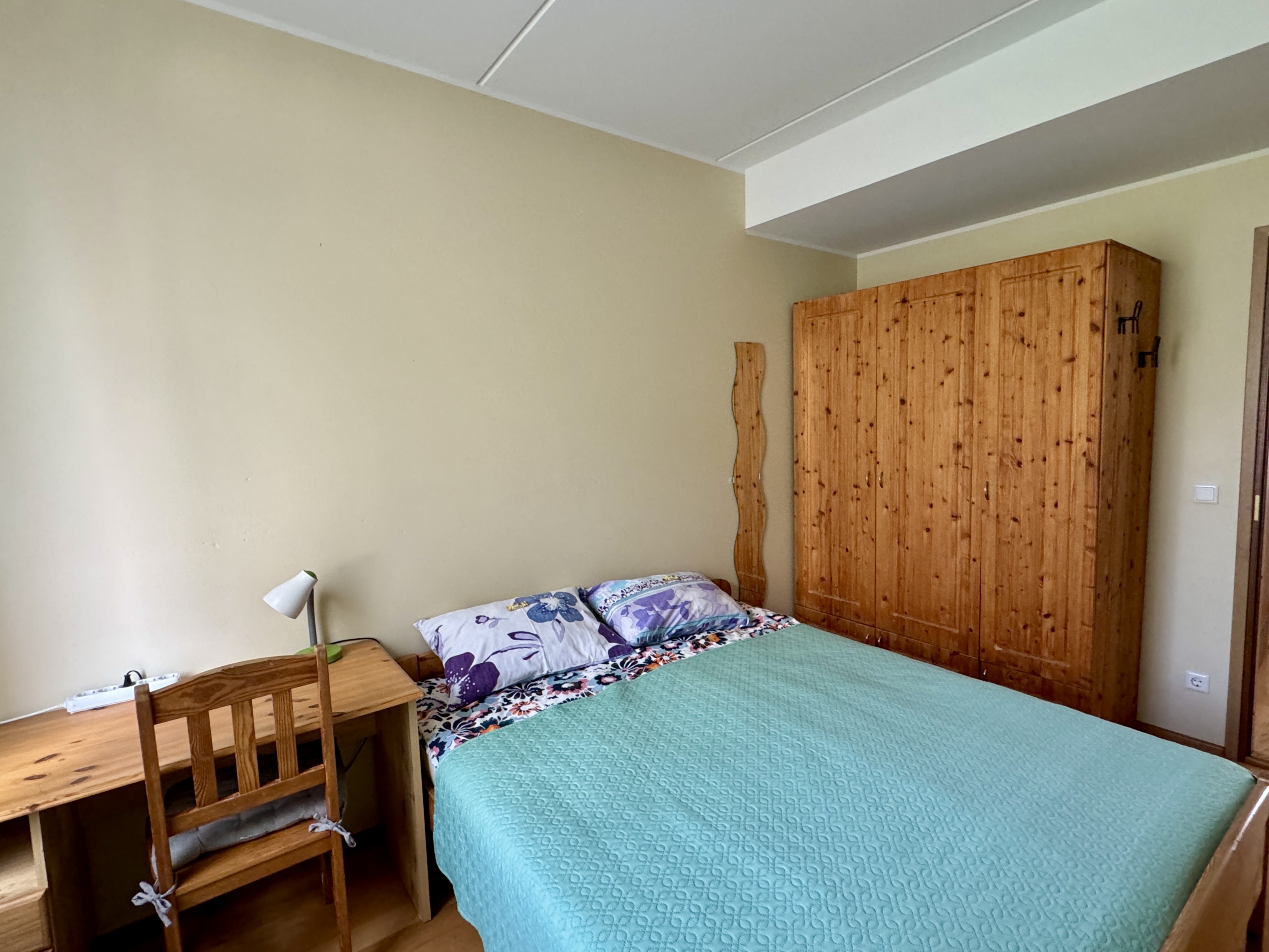 Alumise korruse ühe voodiga tuba kahele