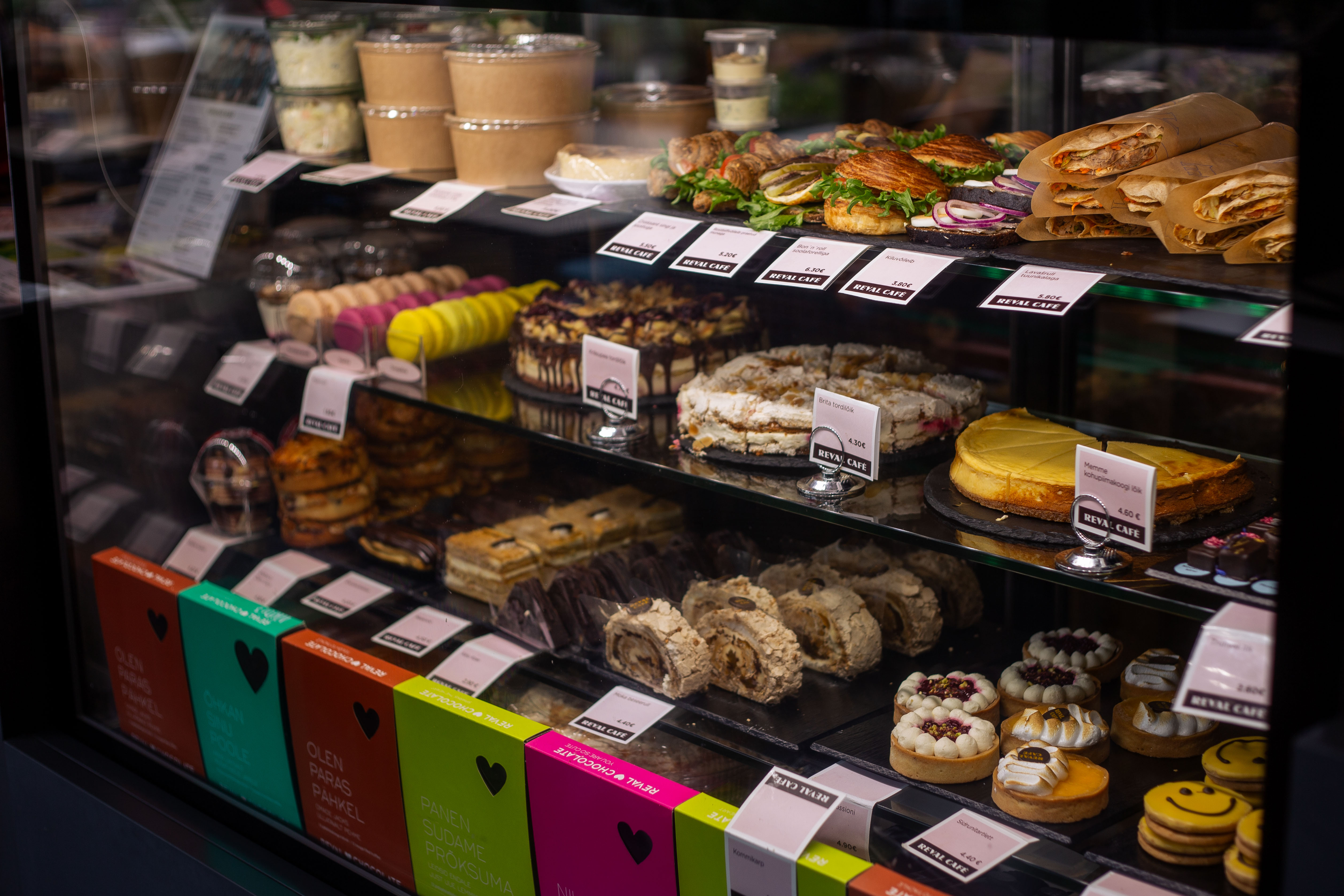 Ruokailu- ja cateringpalveluja Kumun taidemuseossa tarjoaa Reval Café -kahvilaketju. Päivittäin vaihtuvien päivän annosten ja keittojen lisäksi on Rev
