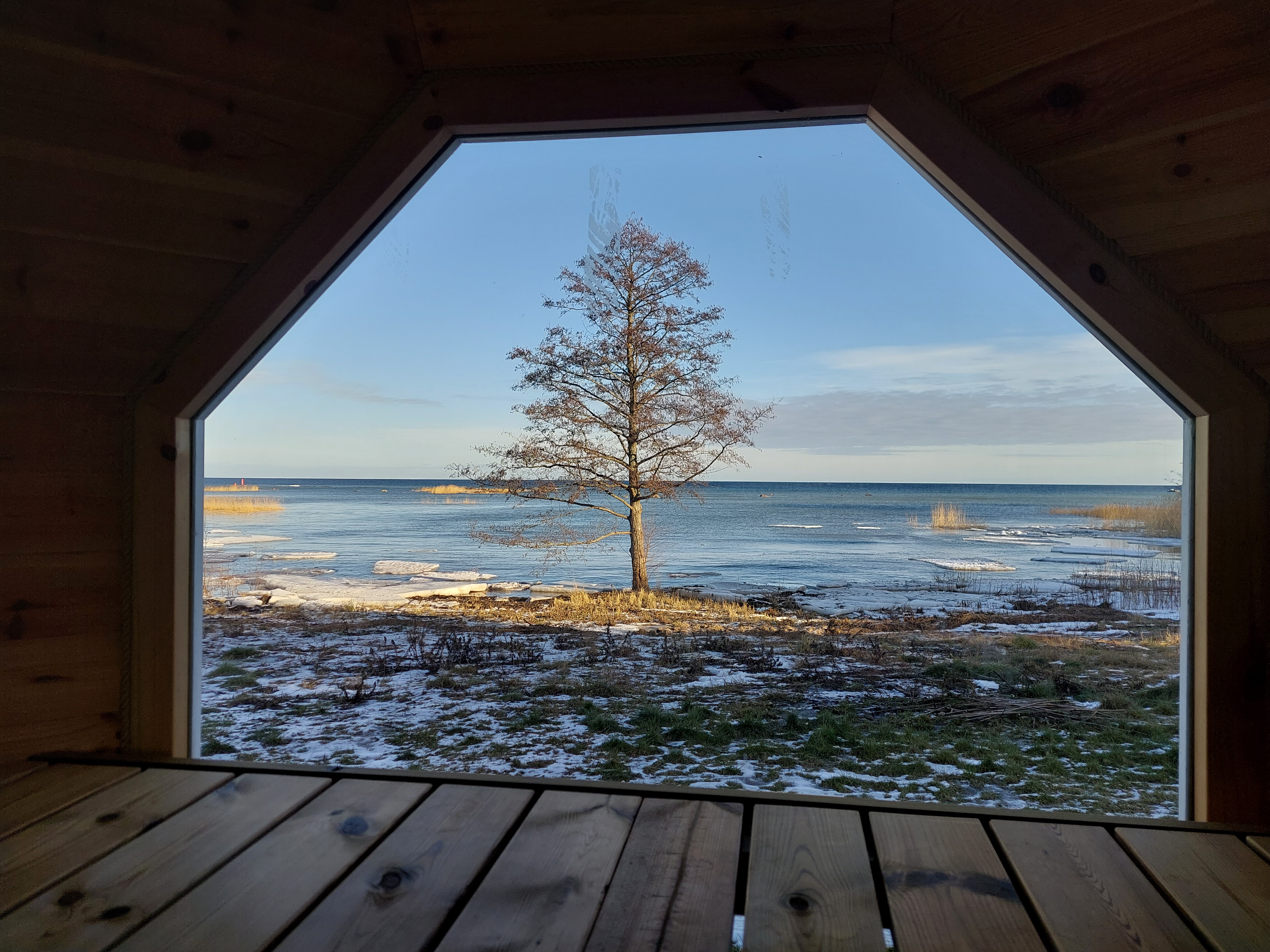 Vaade Prangli saunaaknast Läänemerele