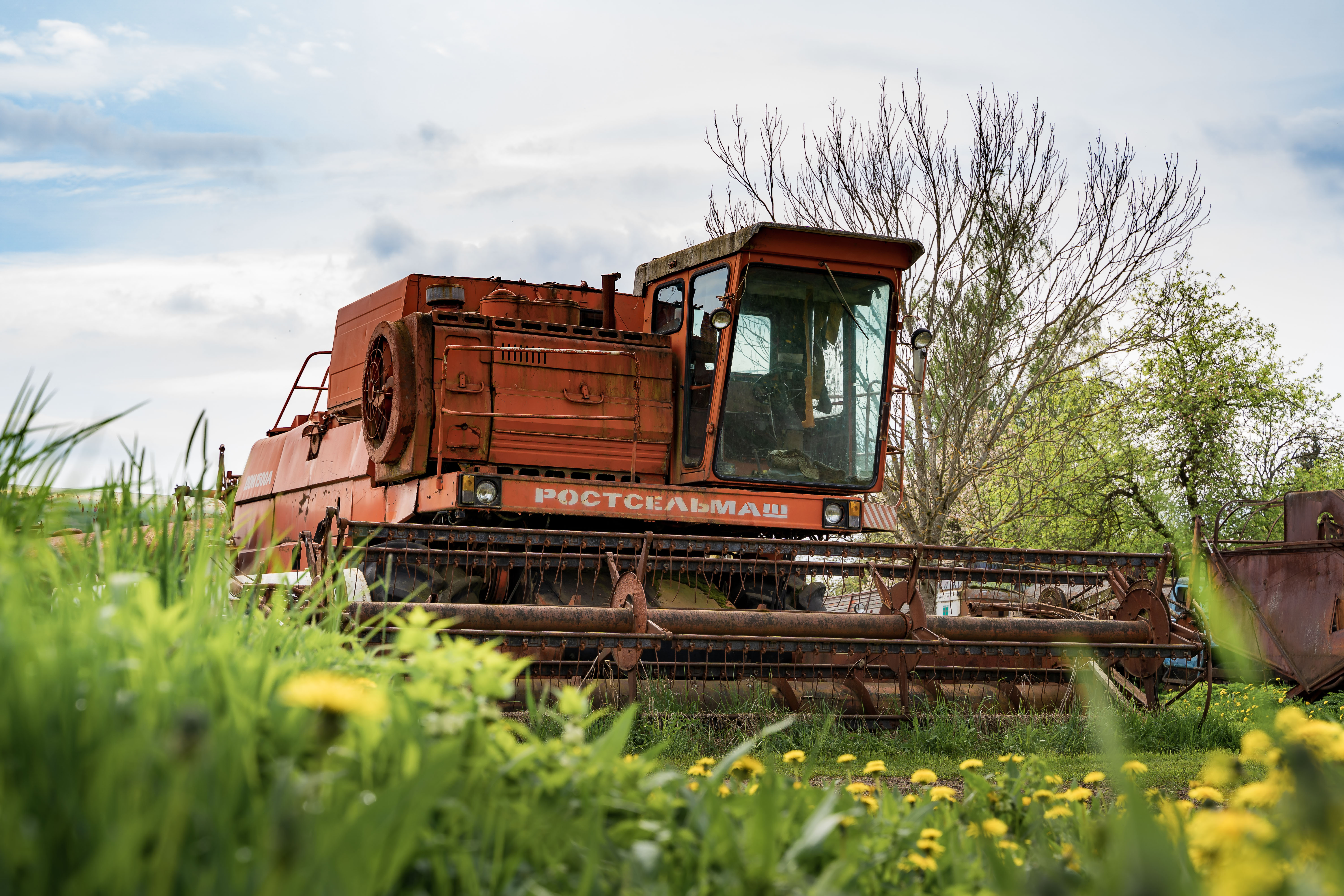 Vanaaegne kombain Järva-Jaani Vanatehnika varjupaigas