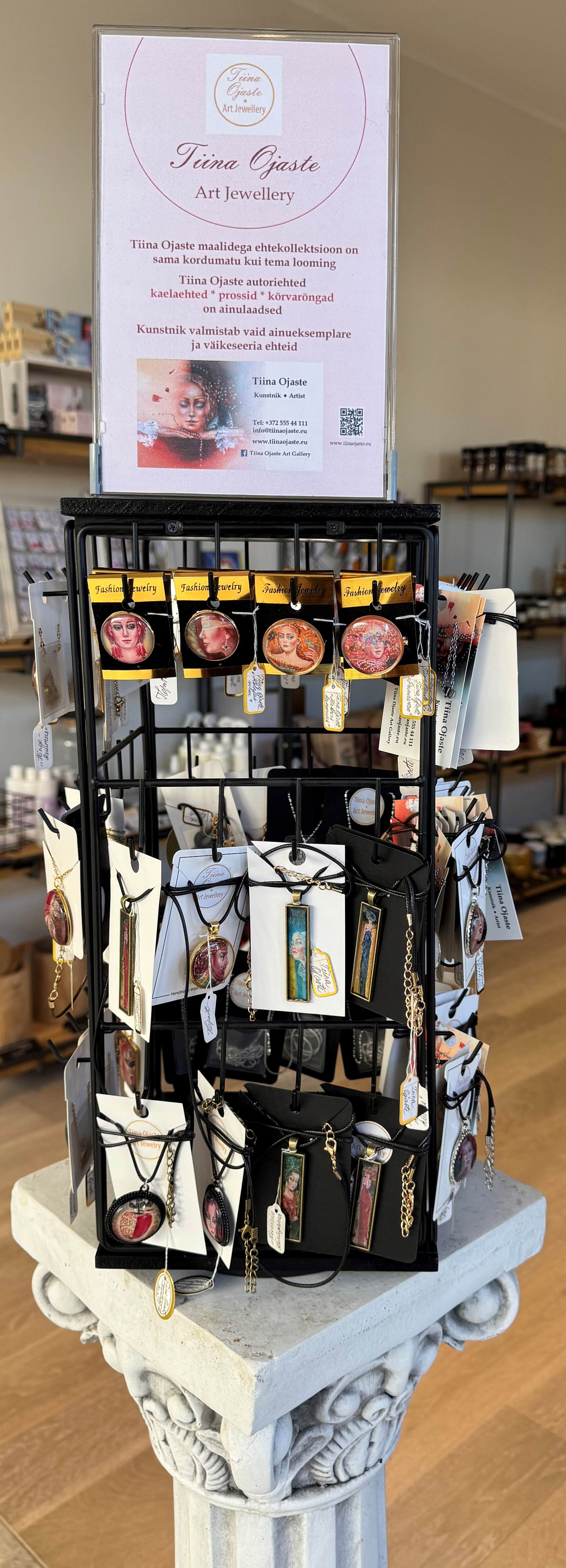 Tiina Ojaste kodune maaligalerii, ehted