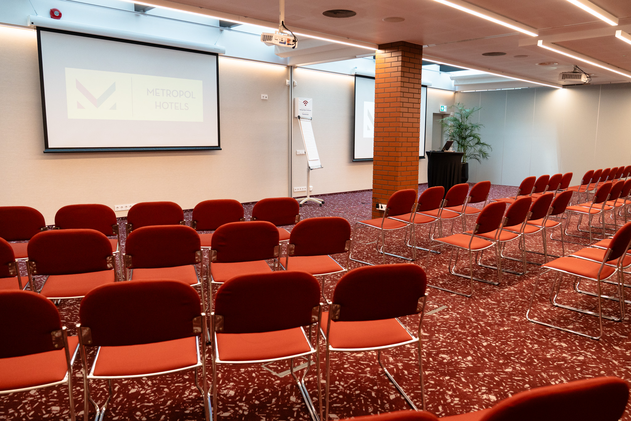 Metropol Spa Hotel konverentsikeskuse suur saal koos ekraaniga