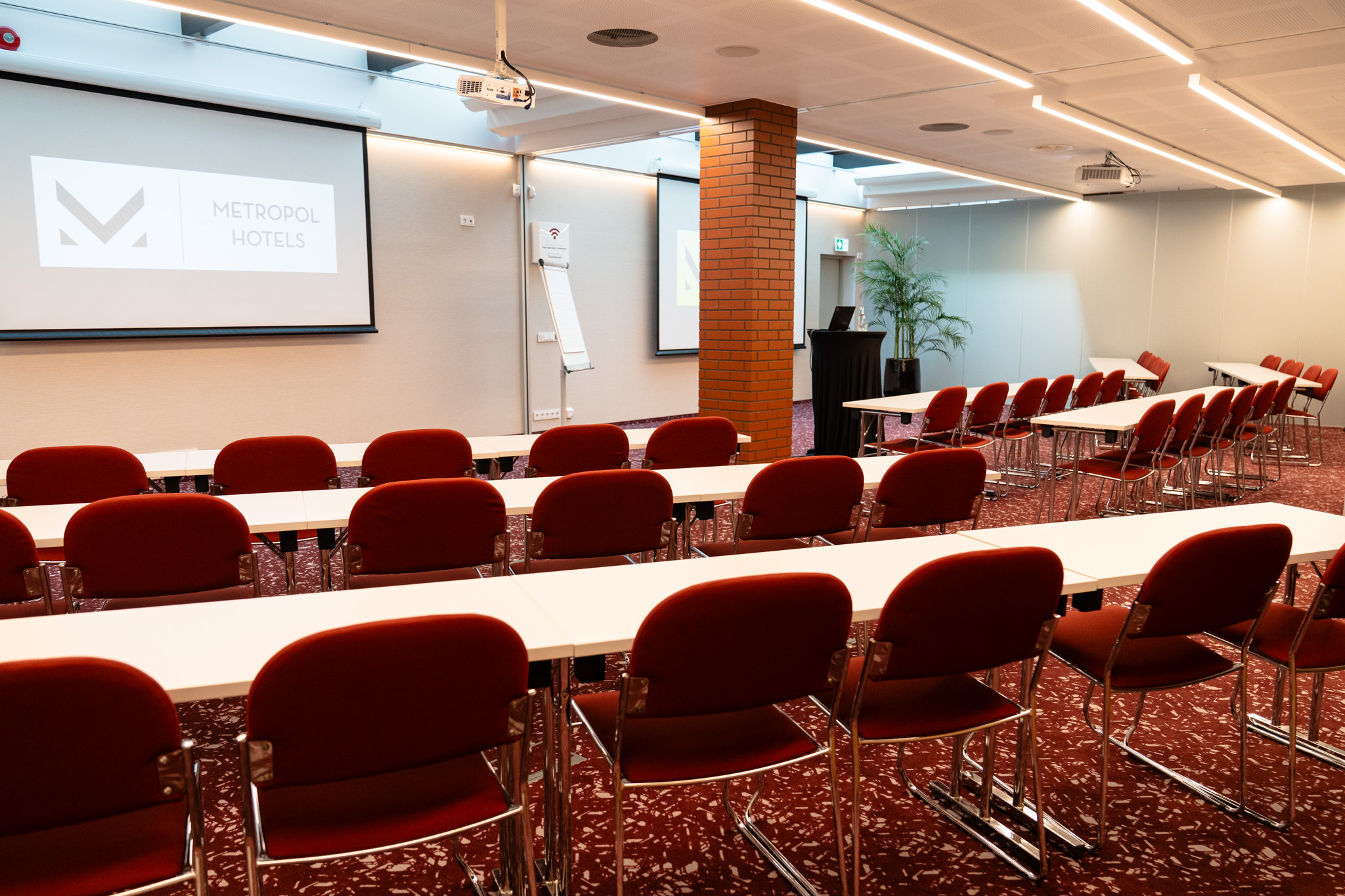 Metropol Spa Hotel konverentsikeskuse suur saal koos ekraaniga