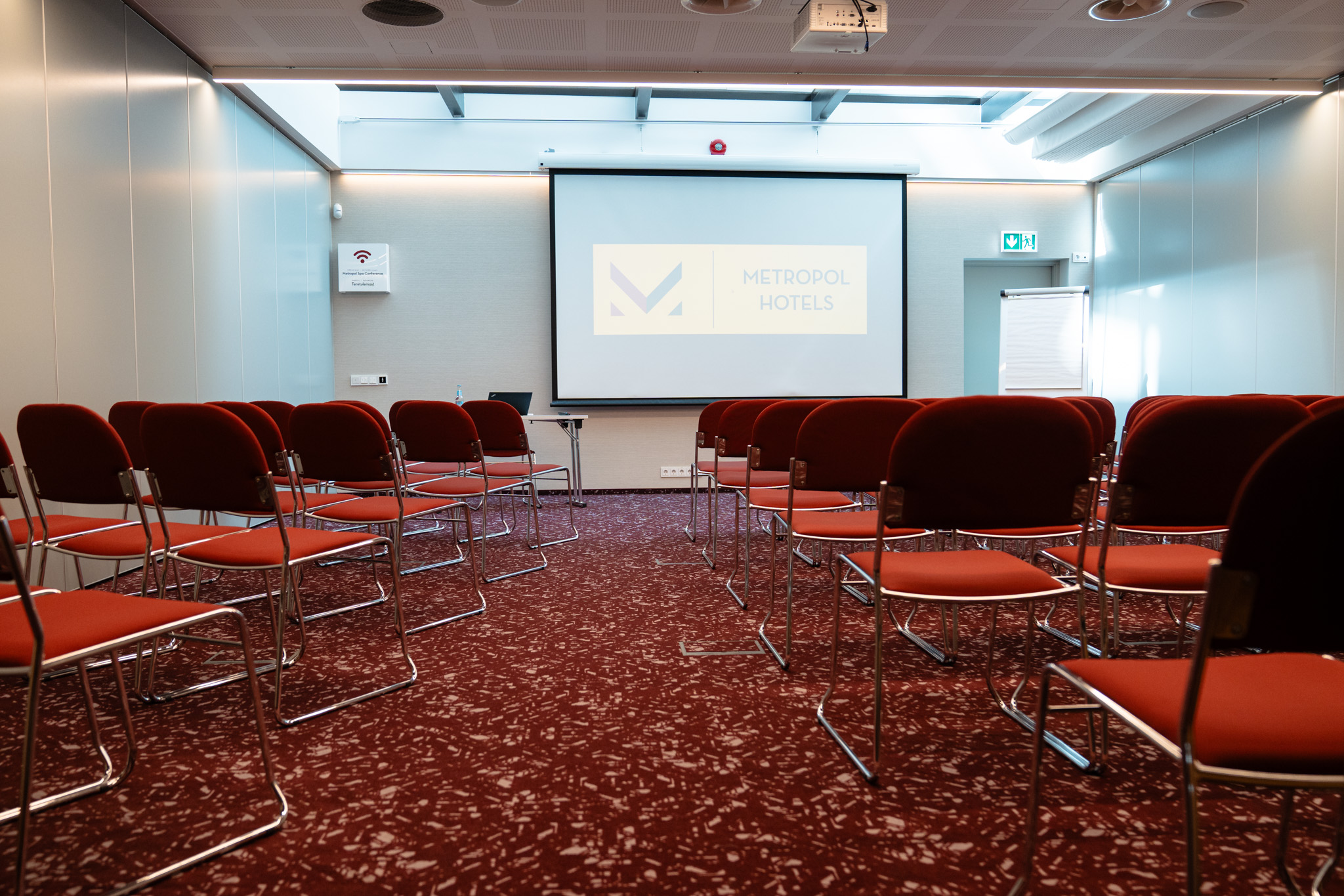 Metropol Spa Hotel konverentsikeskuse teatristiilis saal ekraaniga