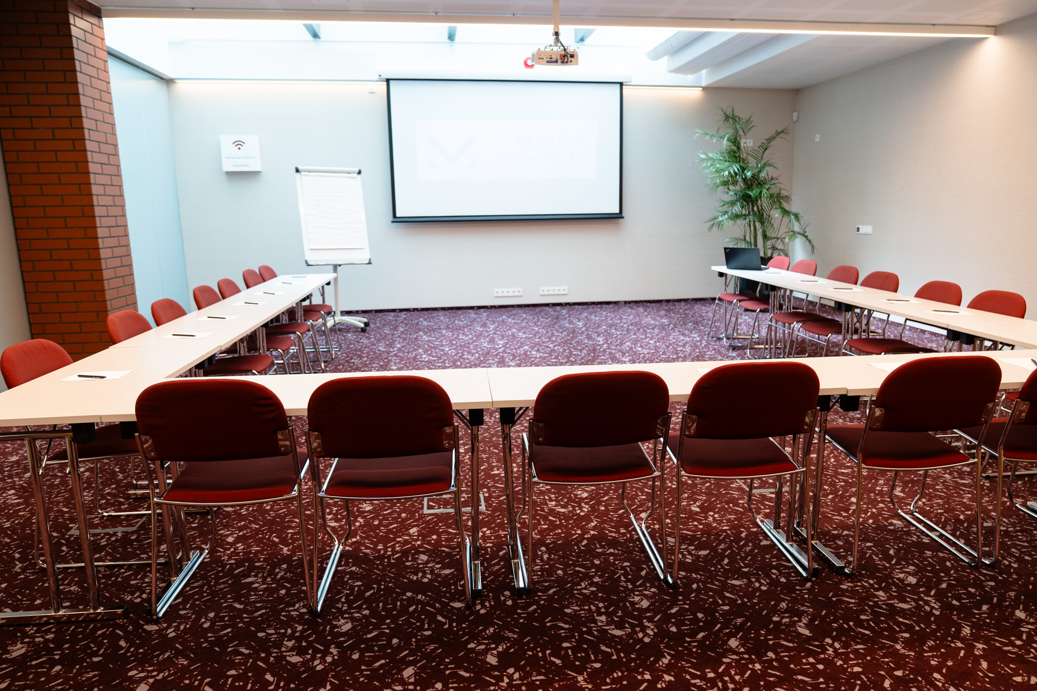 Konverentsiruum koos U-laudadega