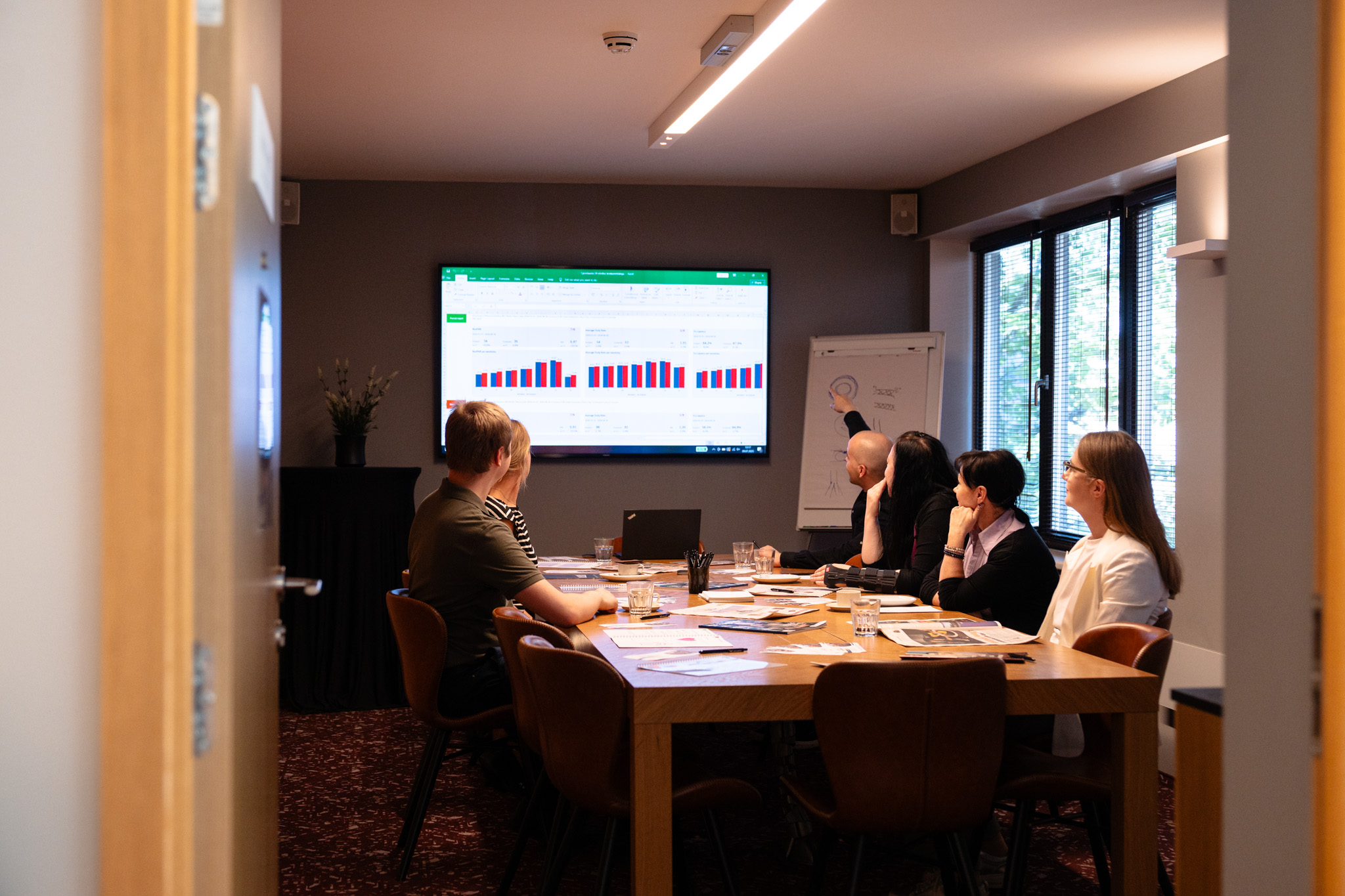 Metropol Spa Hotel konverentsikeskuse koosoleku ruum ümarlauaga