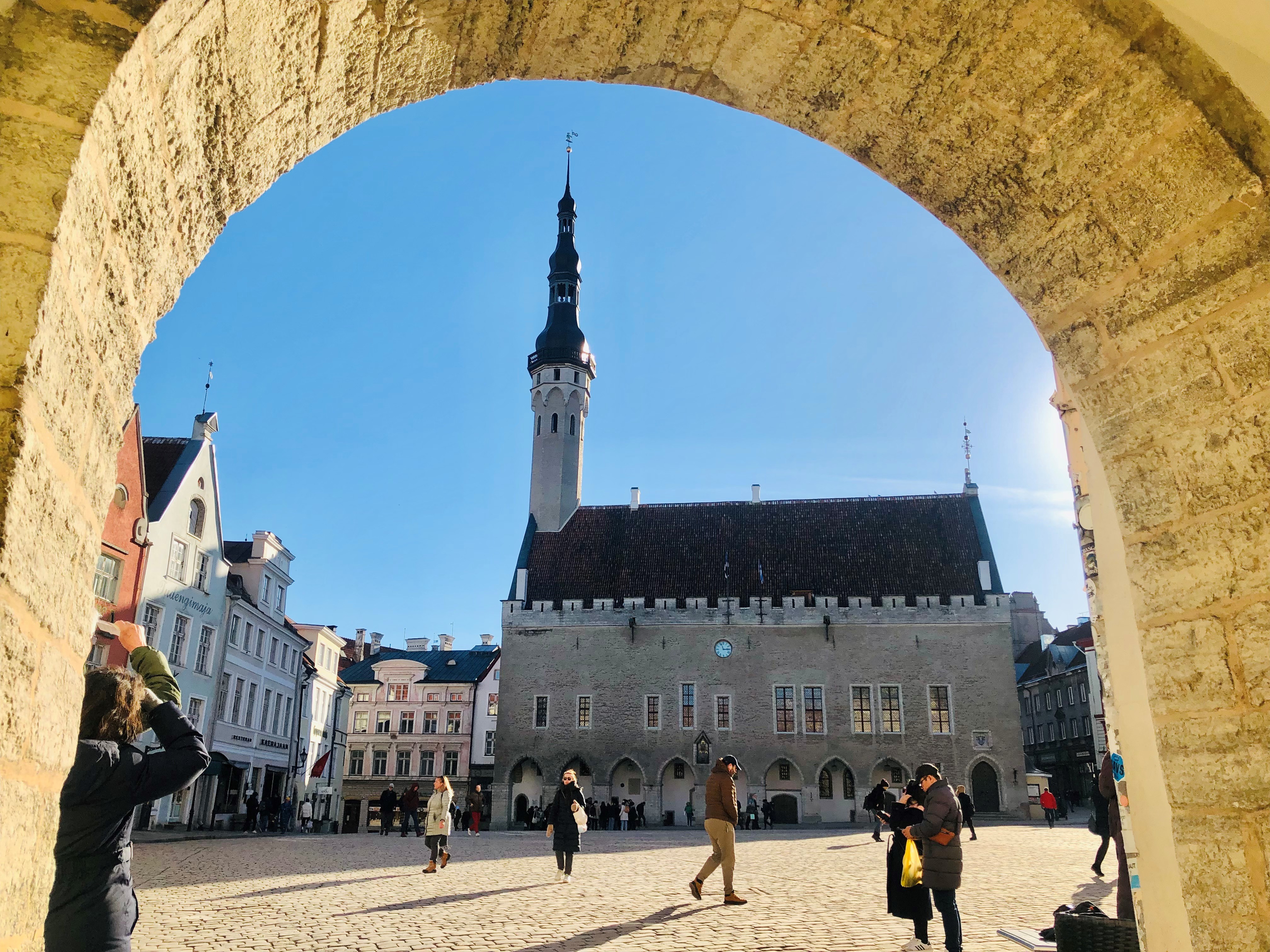Das Tallinner Rathaus ist das älteste Rathaus in Nordeuropa. In 2022 wurden es 700 Jahre von der Ersterwähnung des Rathauses in 1322. Die Baugeschicht