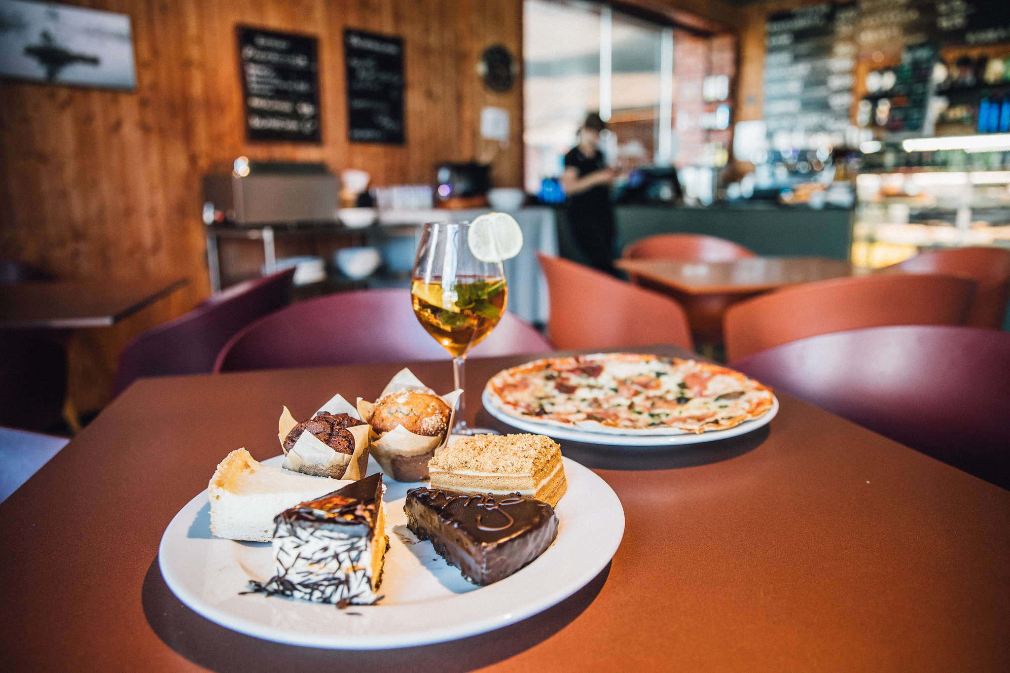 Koogi- ja pitsavalik kohvikus Kukemari