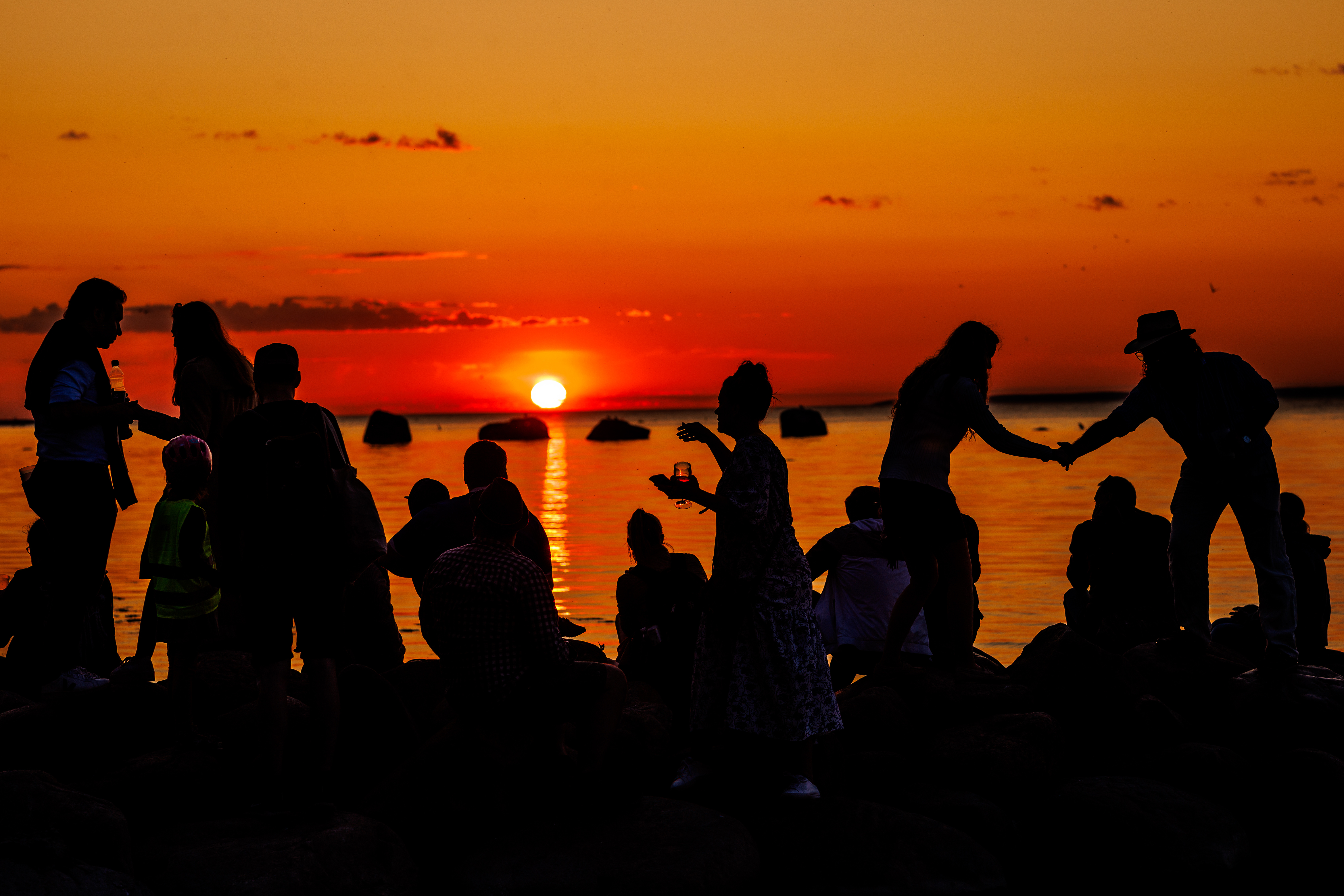 Päikeseloojang jaaniõhtul Eesti Vabaõhumuuseumis