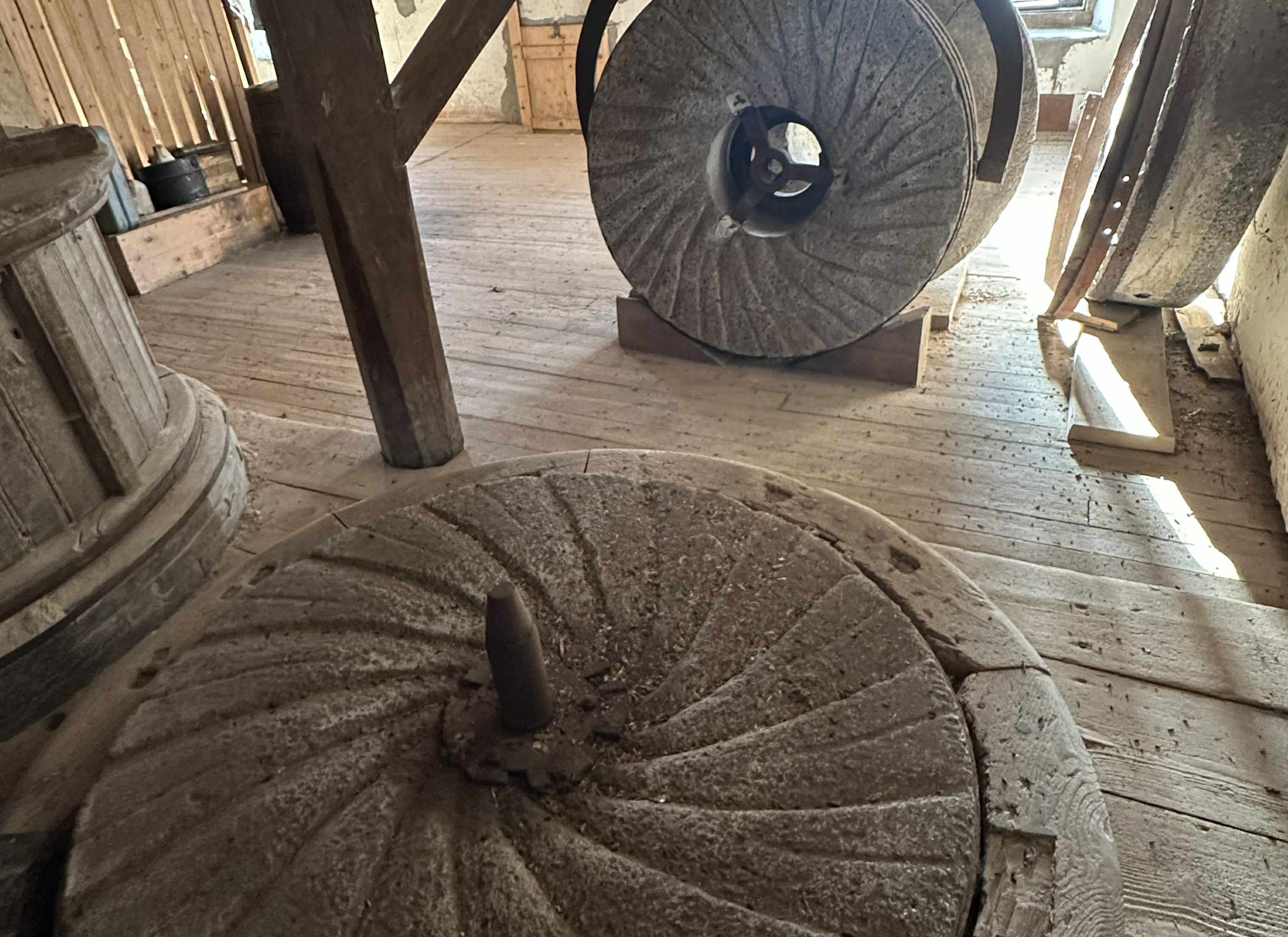 Ajaloolised veskikivid Hellenurme veskihoones, Eesti tööstuspärandis.