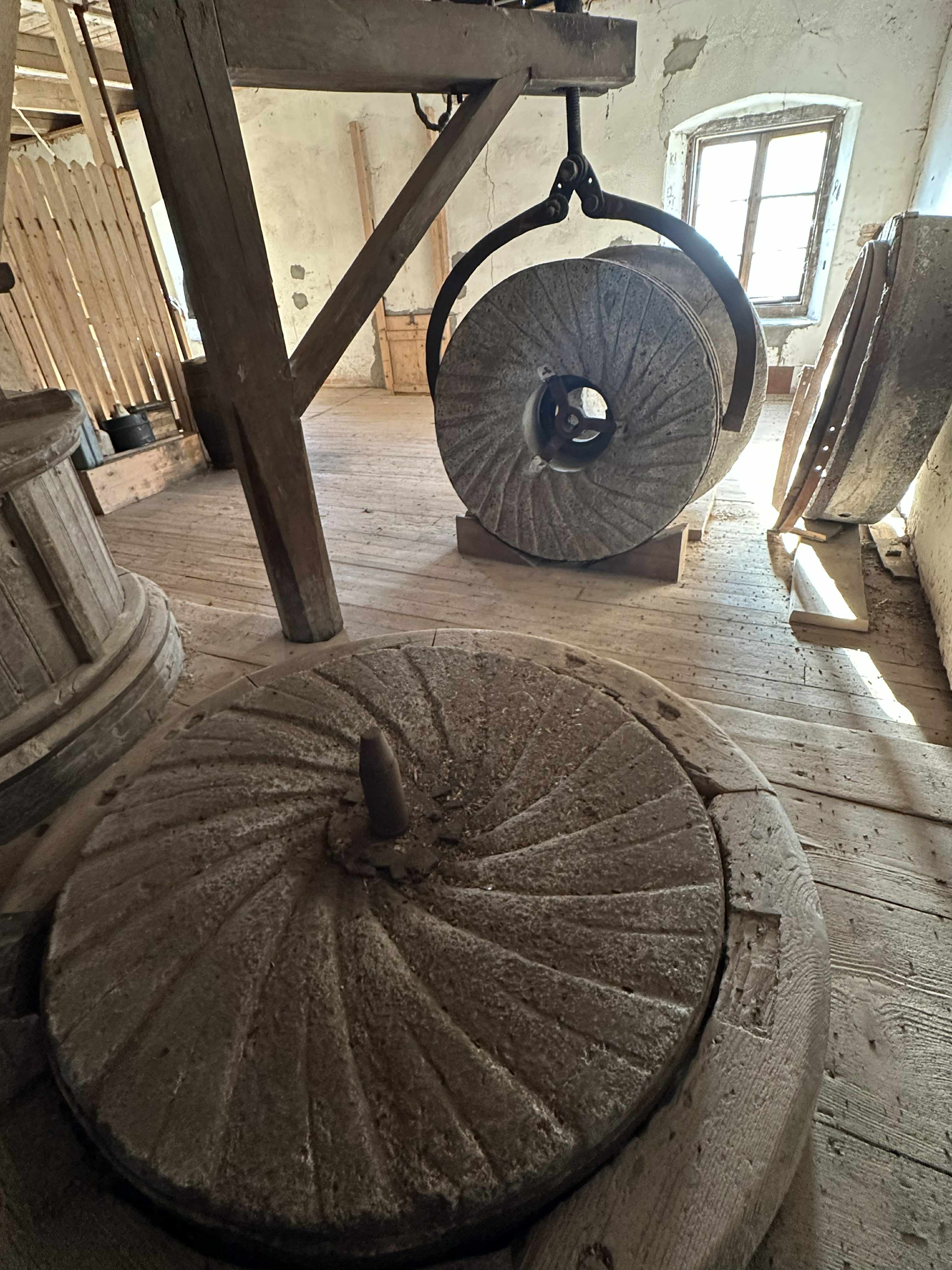 Ajalooline Hellenurme veskimuuseumi jahvatuskivid