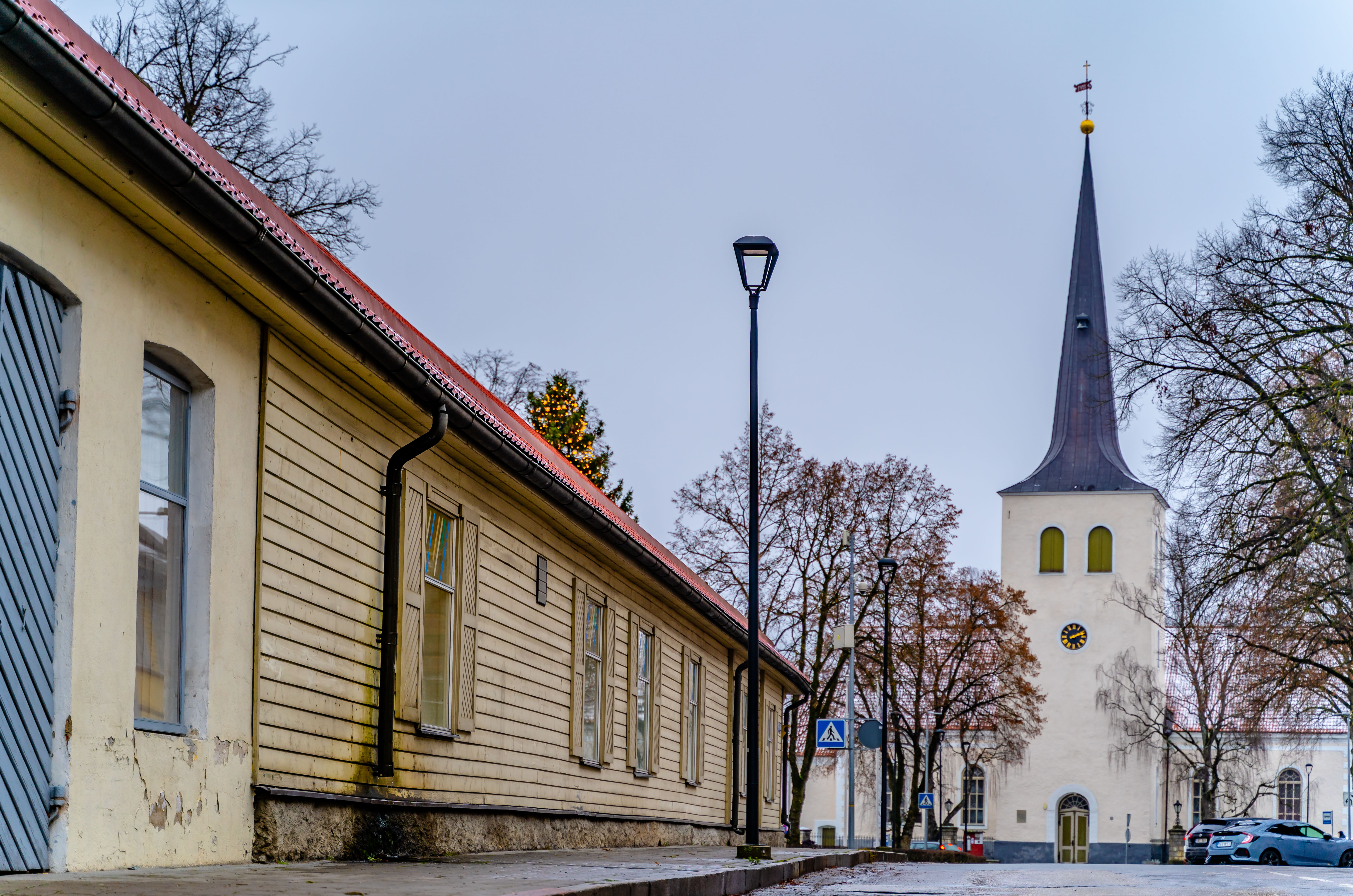 Vaade tänavalt Paide Püha Risti kirikule