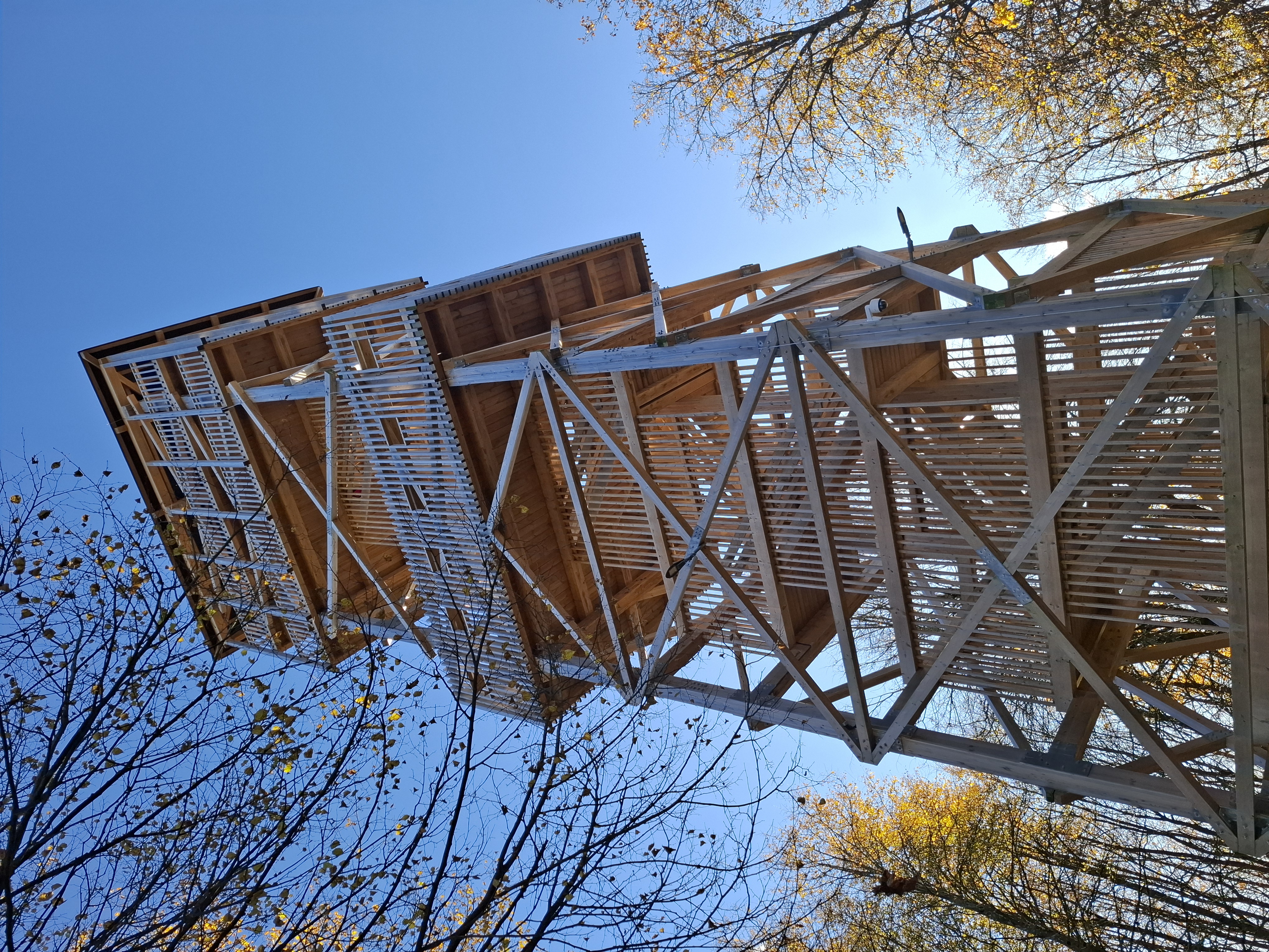 Sinimägede vaatetorn sügisel