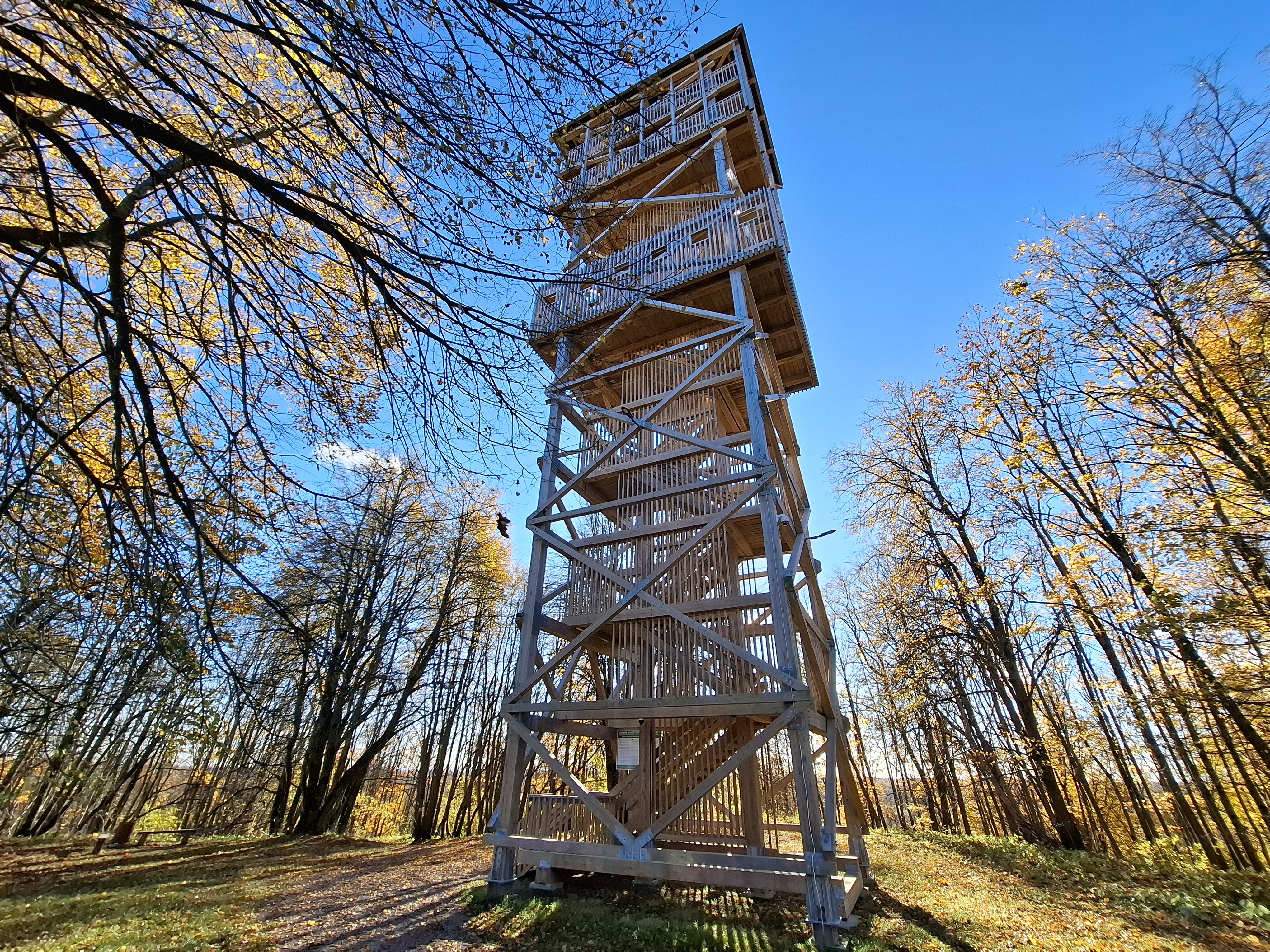 Sinimägede vaatetorn sügisel