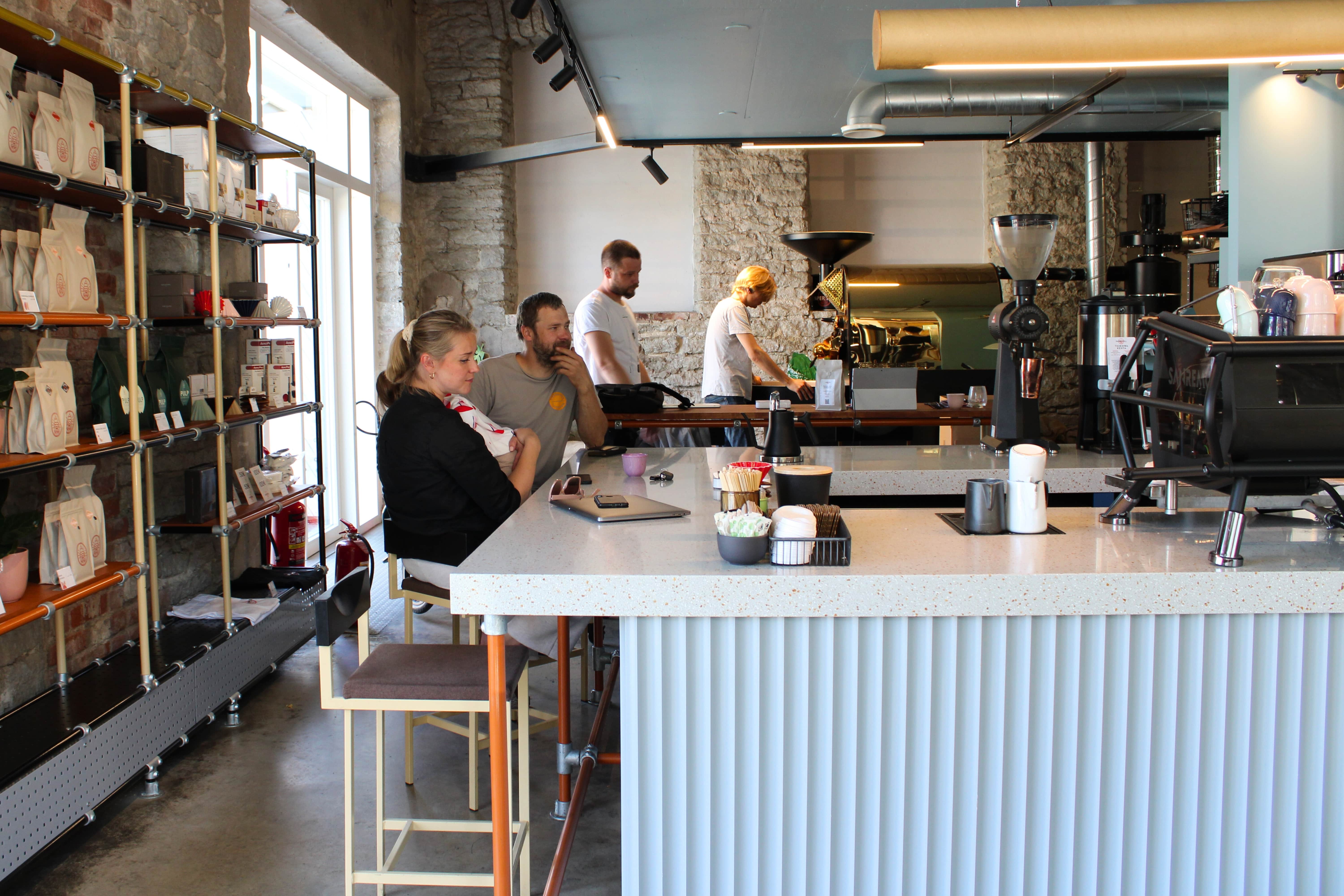 Inimesed joovad kohvi