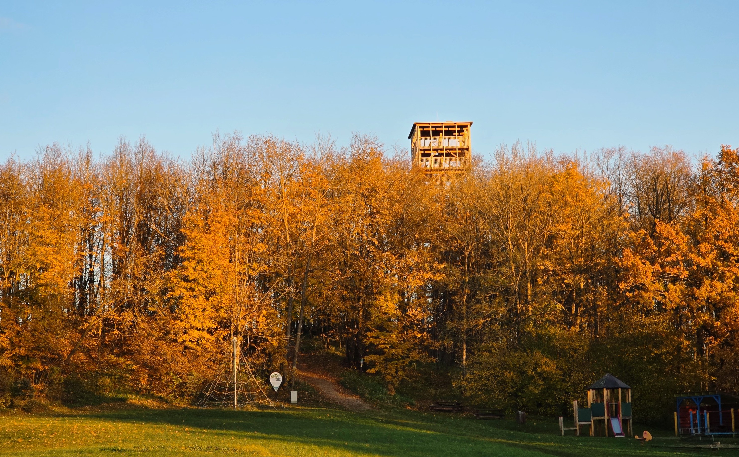 Sinimägede vaatetorn sügisel