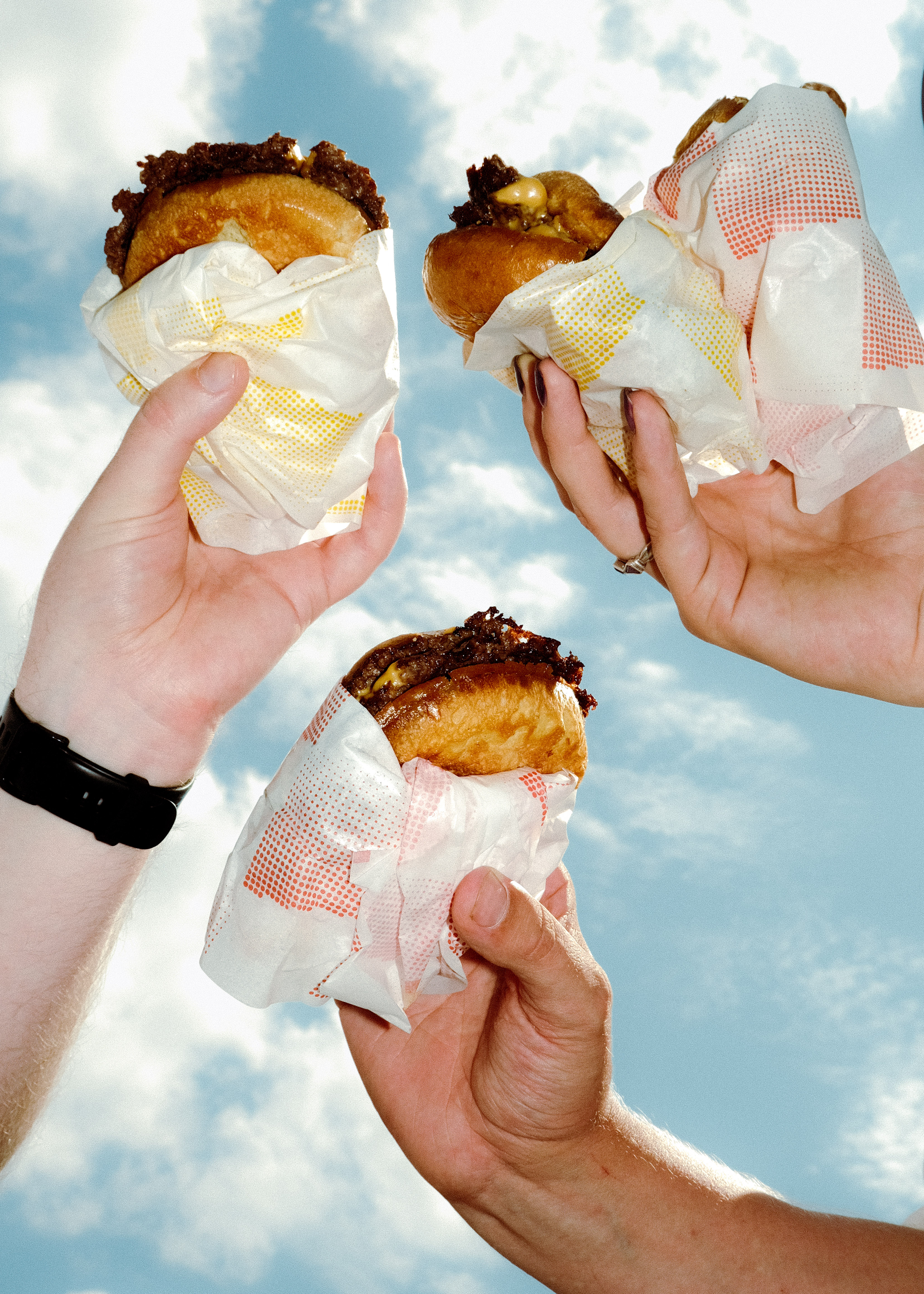 Inimesed hoiavad burgereid