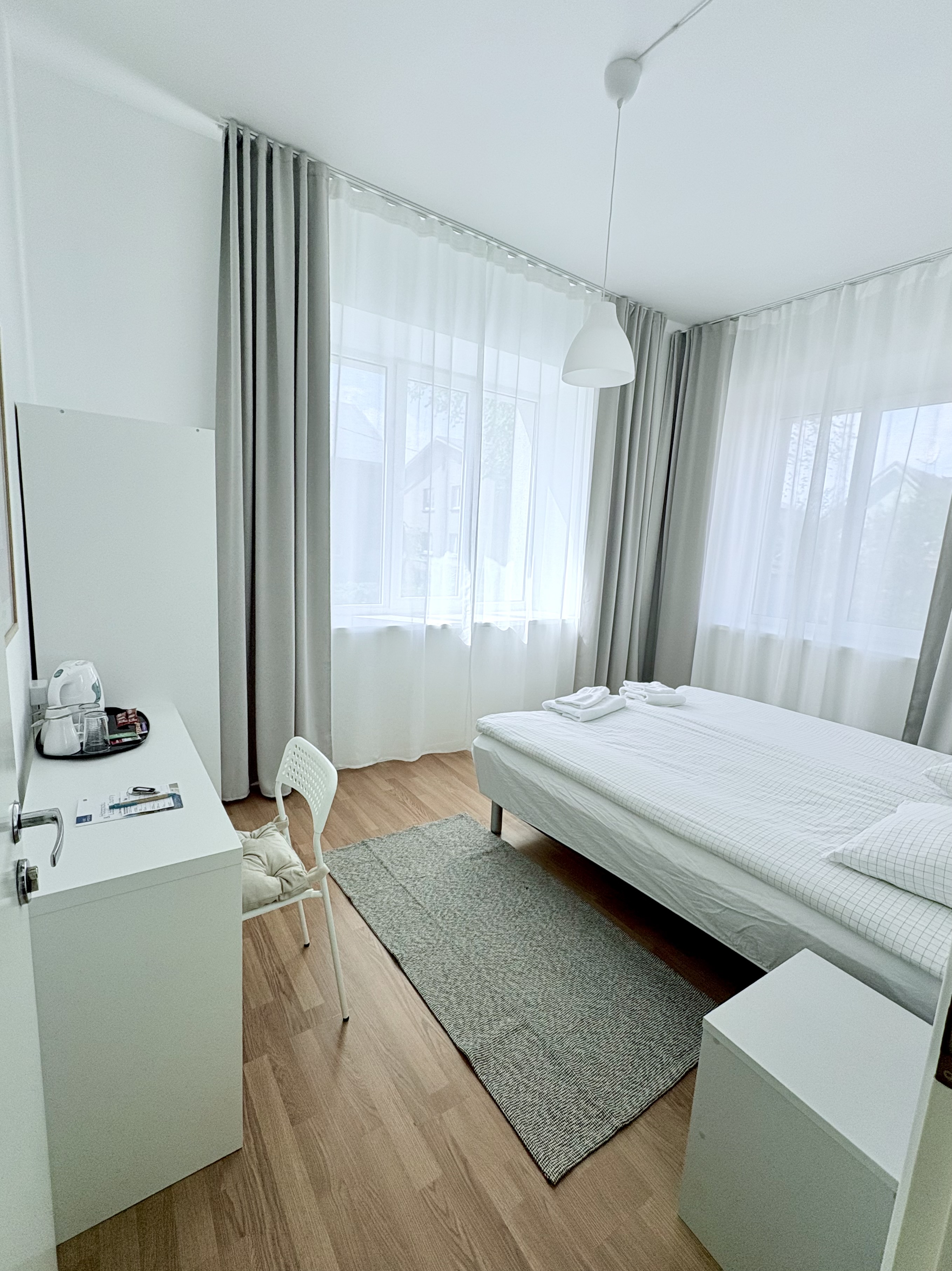 Endla hosteli  kahekohaline tuba ühe suure voodiga ühise vannitoaga