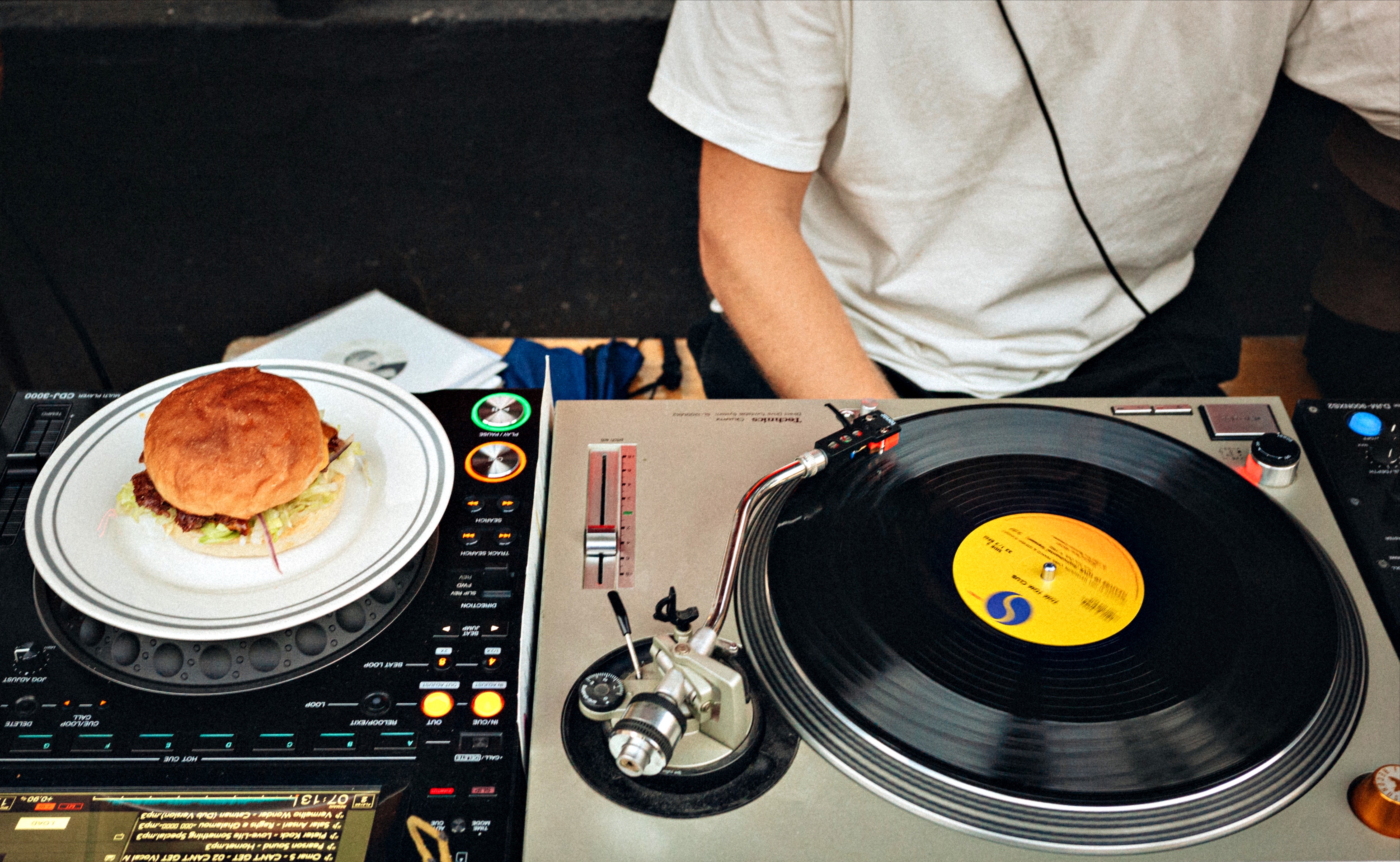 Burger ja DJ muusikat mängimas