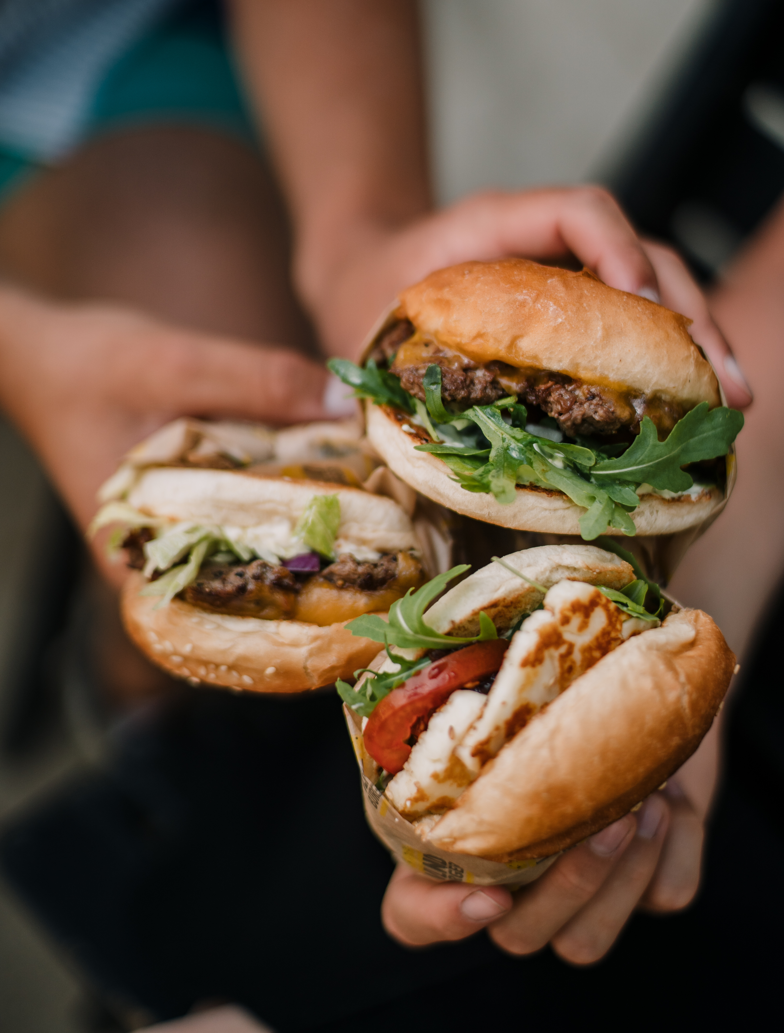 Sõbrad naudivad burgerit