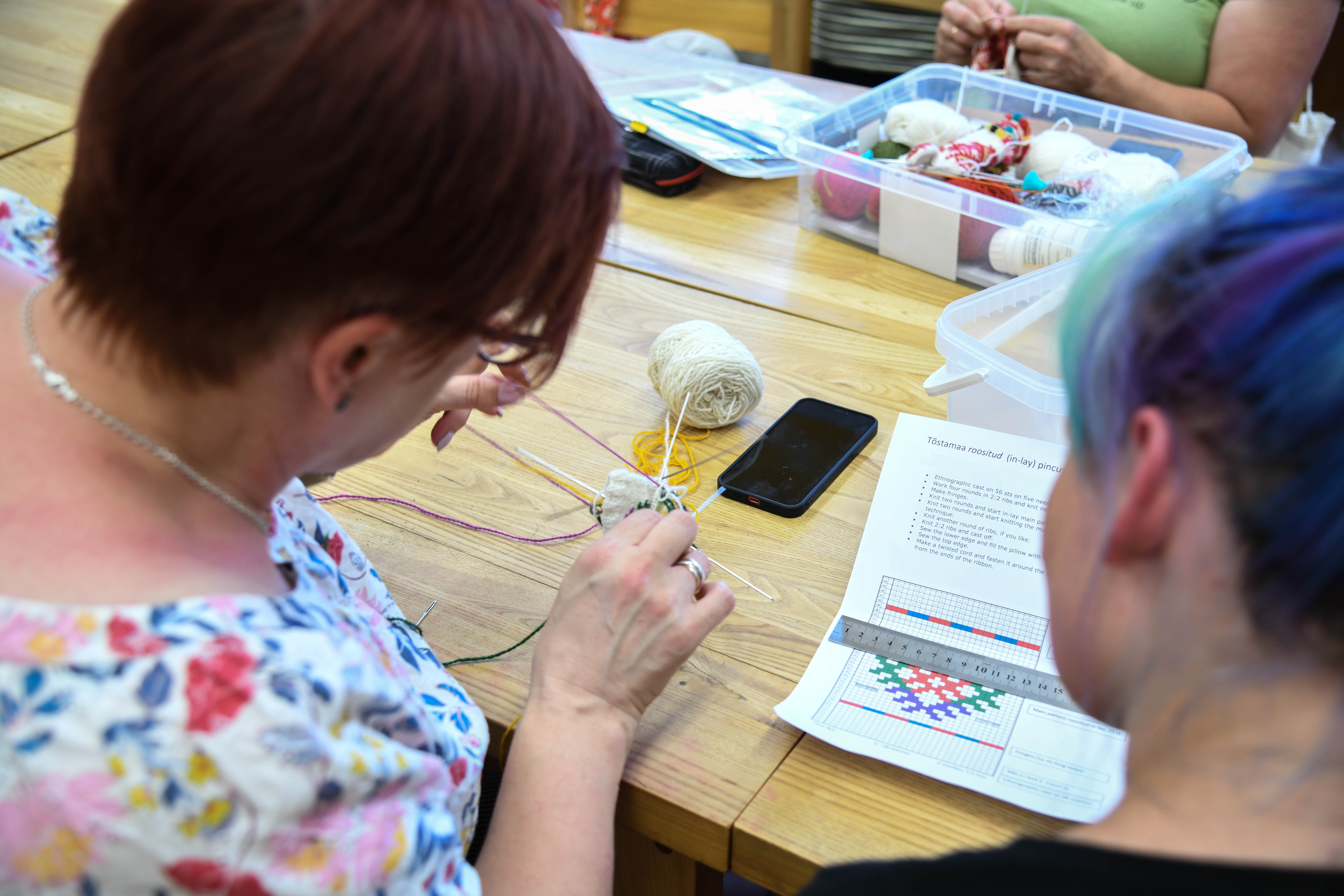 Rožota ornamenta veidošana uz adatu spilventiņa