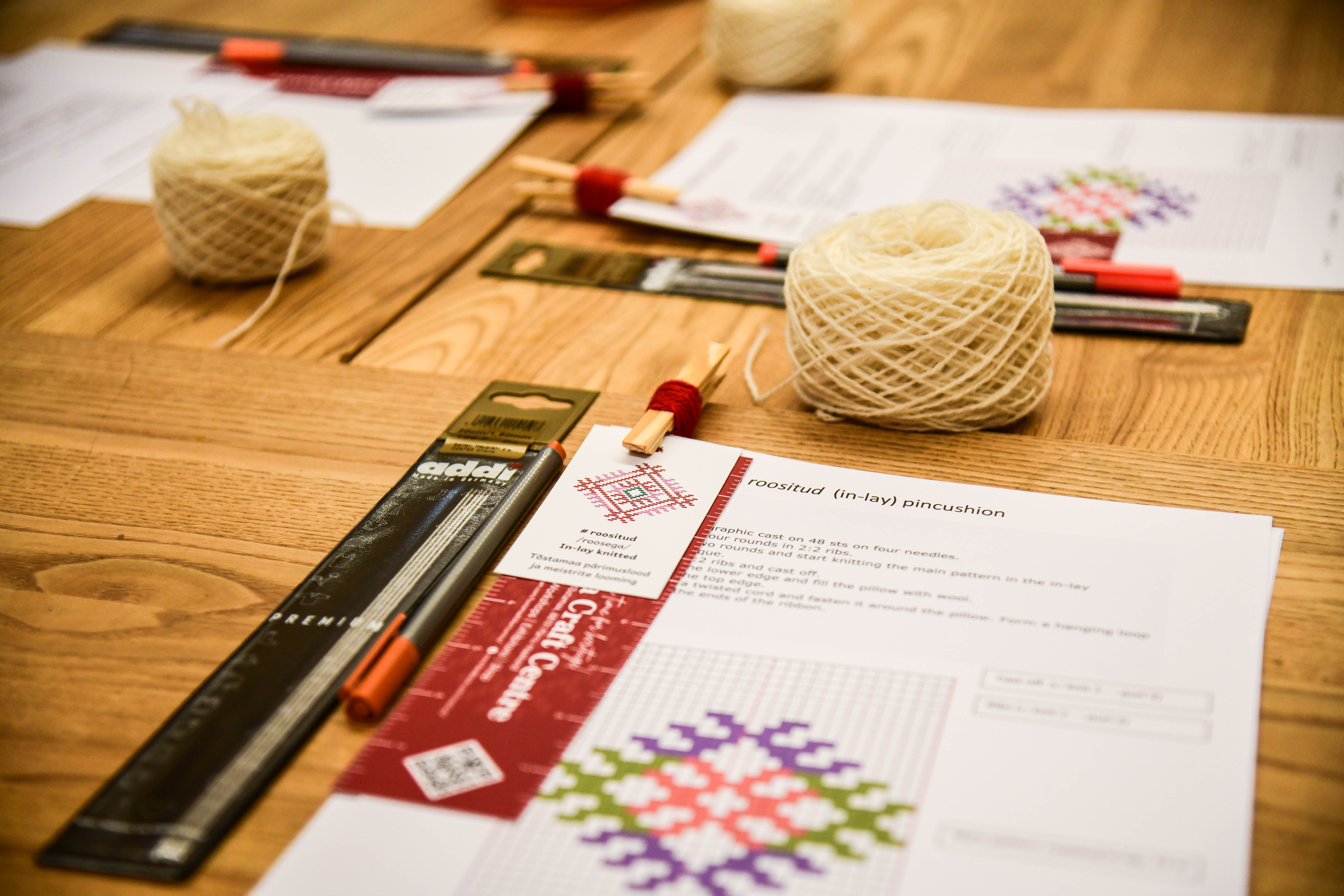 Adatu spilventiņš ar rožotu ornamentu - darbnīca