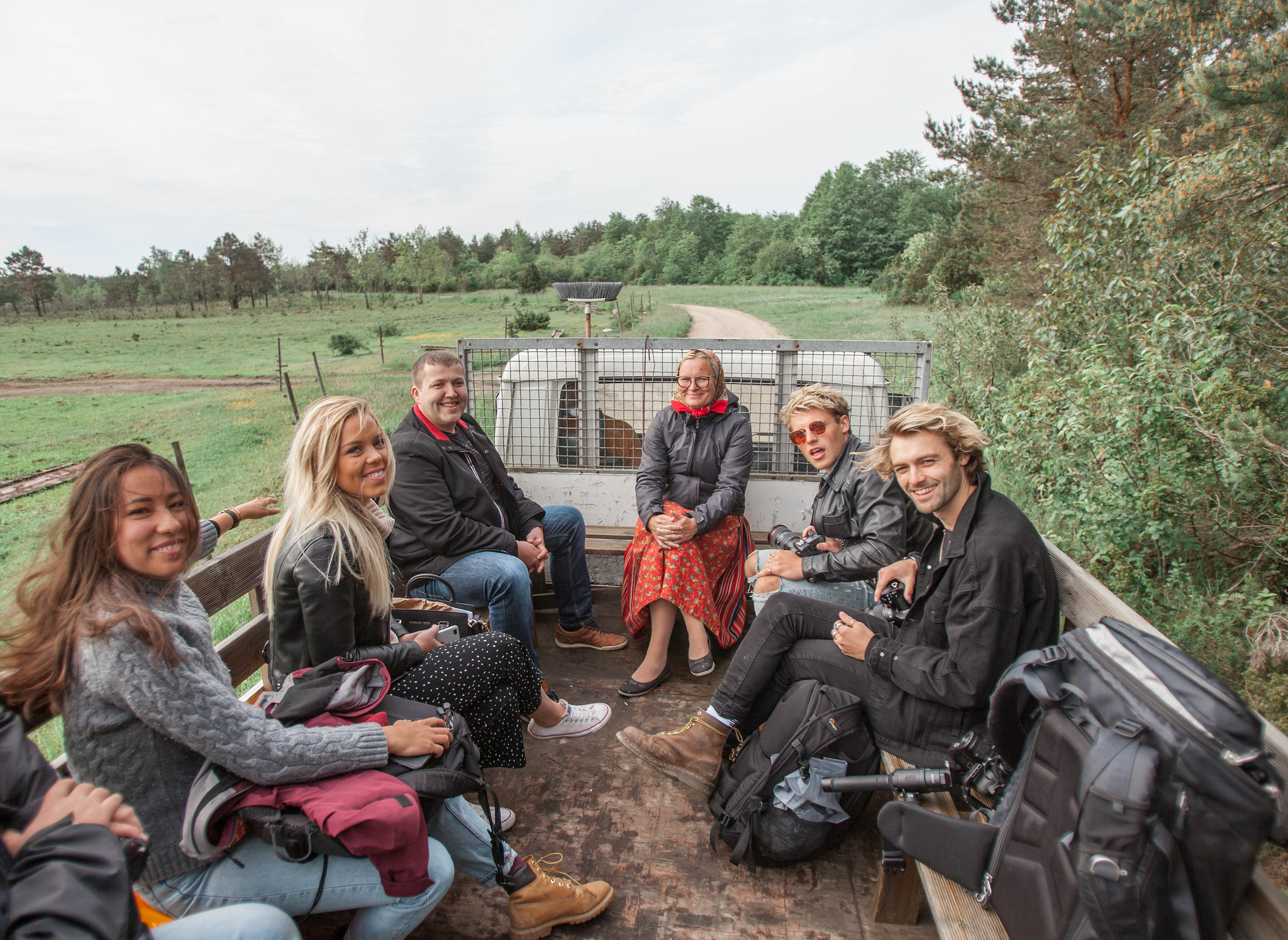 Dodieties kopā ar gidu Kihnu salas ekskursijā! Mēs varam piedāvāt ekskursijas arī lielām grupām. Ekskursijā ietilpst: * Ekskursijas sākums no Kihnu os