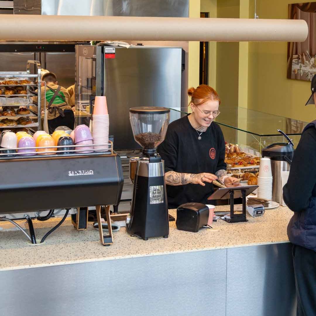 Paper Mill Volta kohvikus kohvi valmistamine