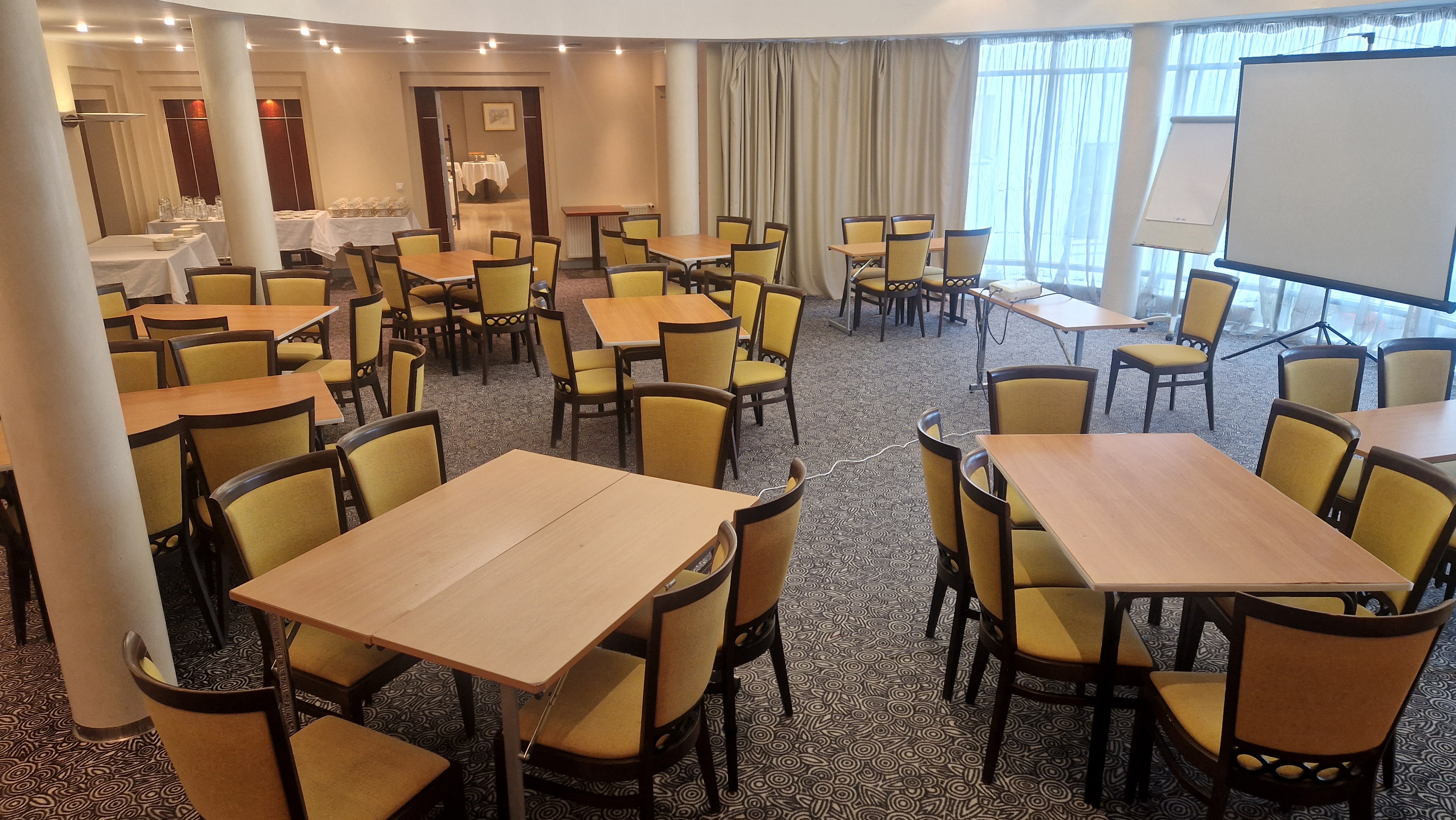 Laudkonnad suures konverentsisaalis