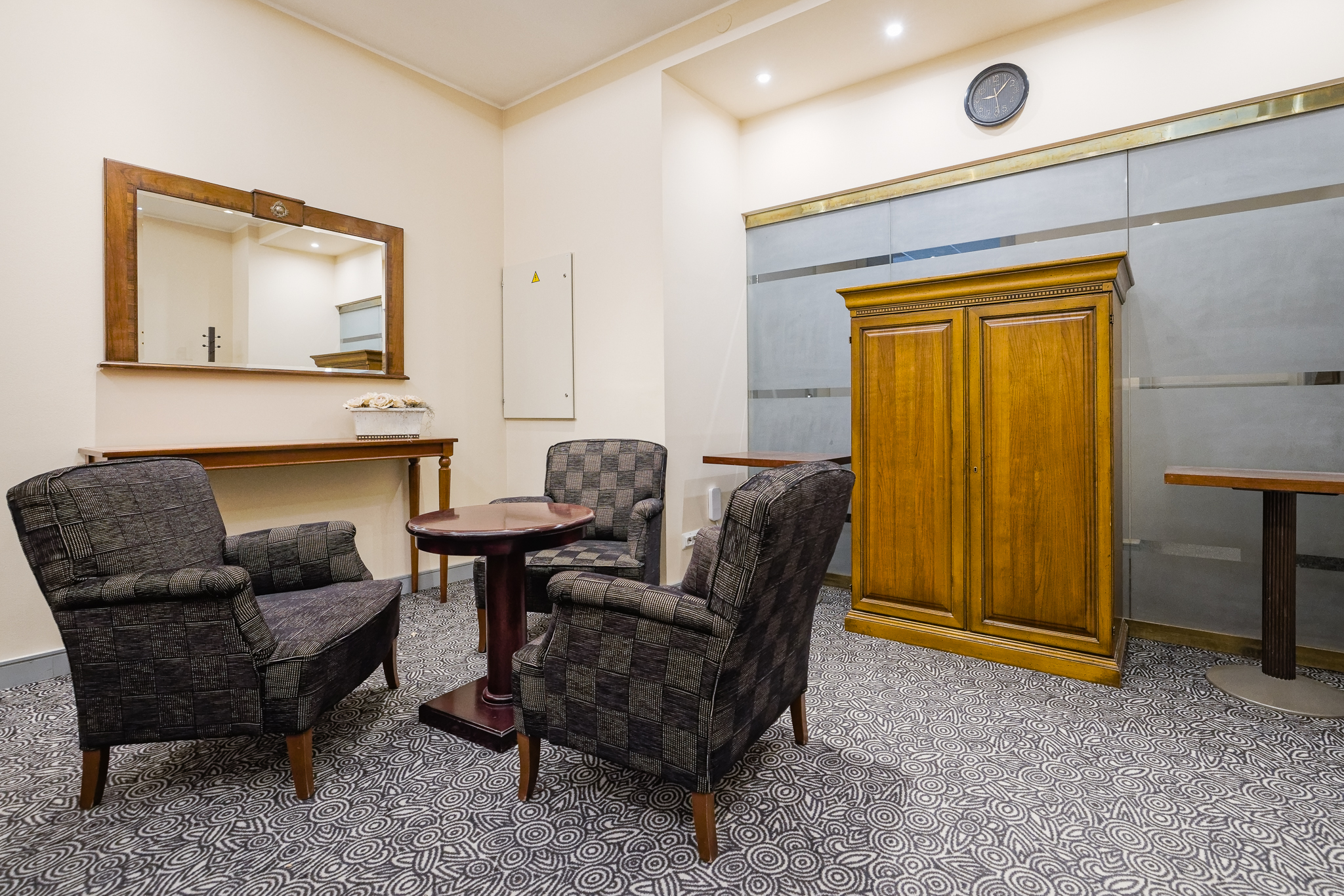 Nõupidamisruumi mugavad tugitoolid