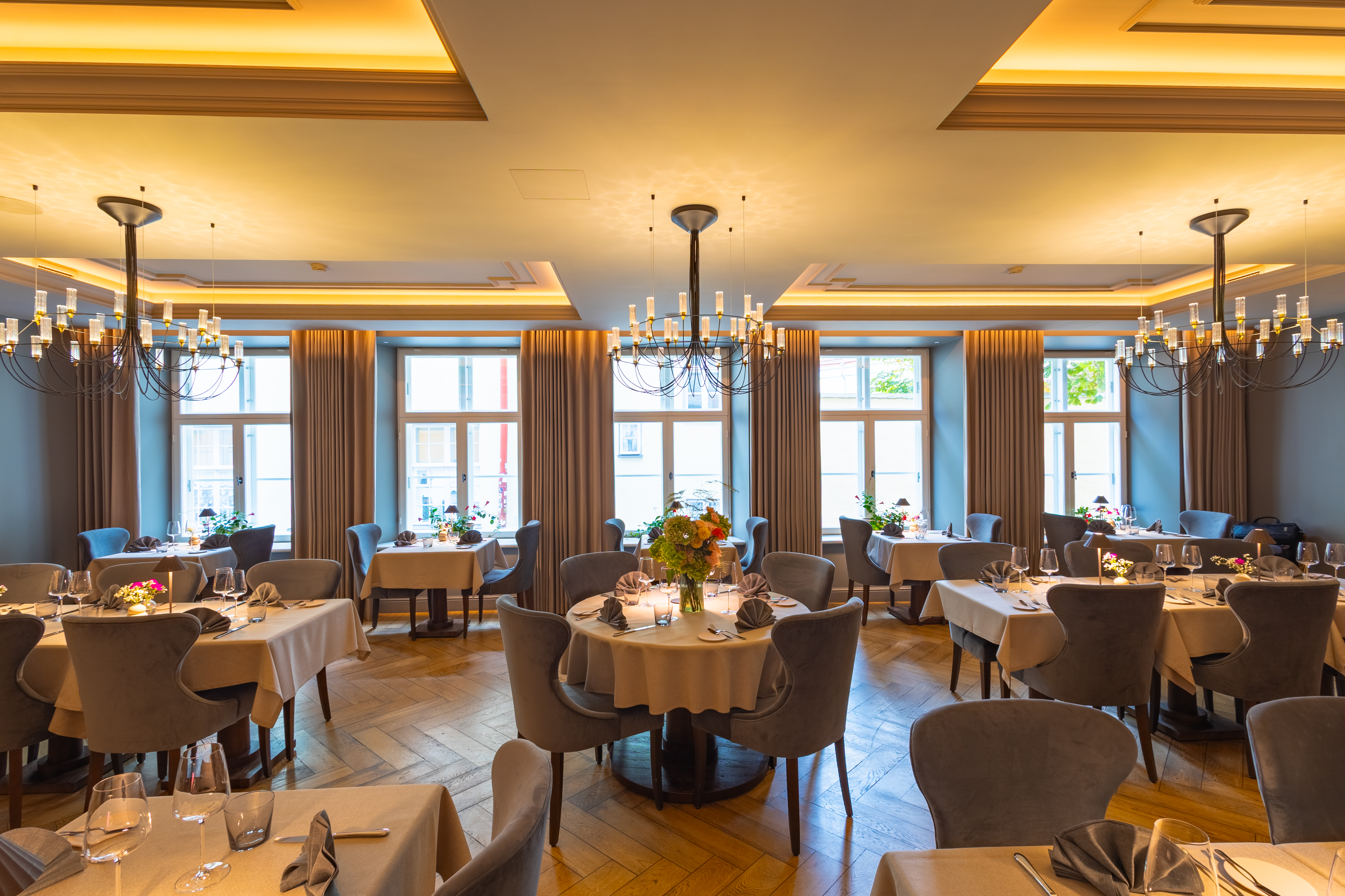 Âme-ravintola on saanut inspiraatiota ranskalaisista mauista. Pohjoismainen minimalistinen estetiikka ja ravintolarakennuksen historiallinen arvo luov